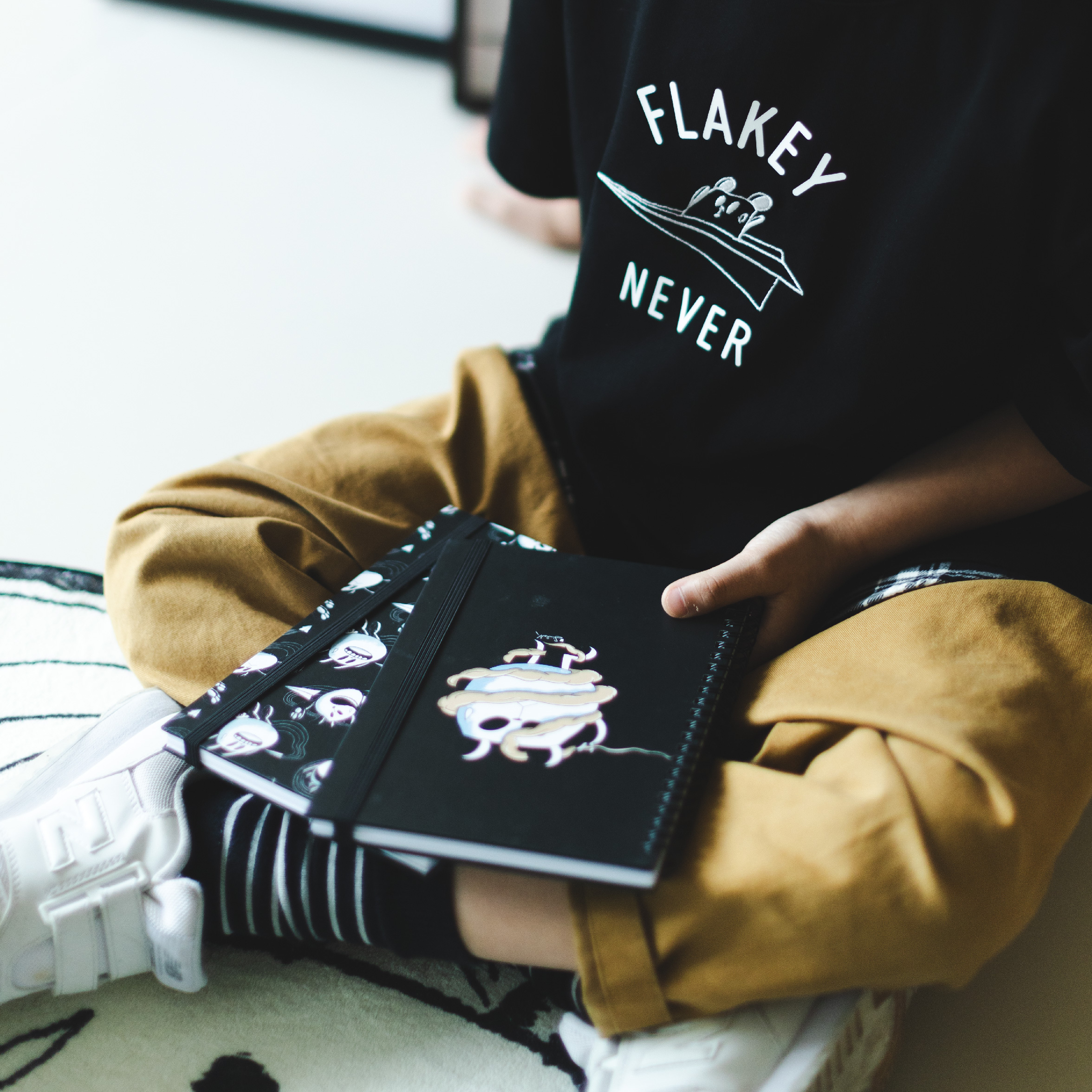 白色肥嘢放飛機Monogram「又係記事簿冇事記乜好」硬皮肥Note Book