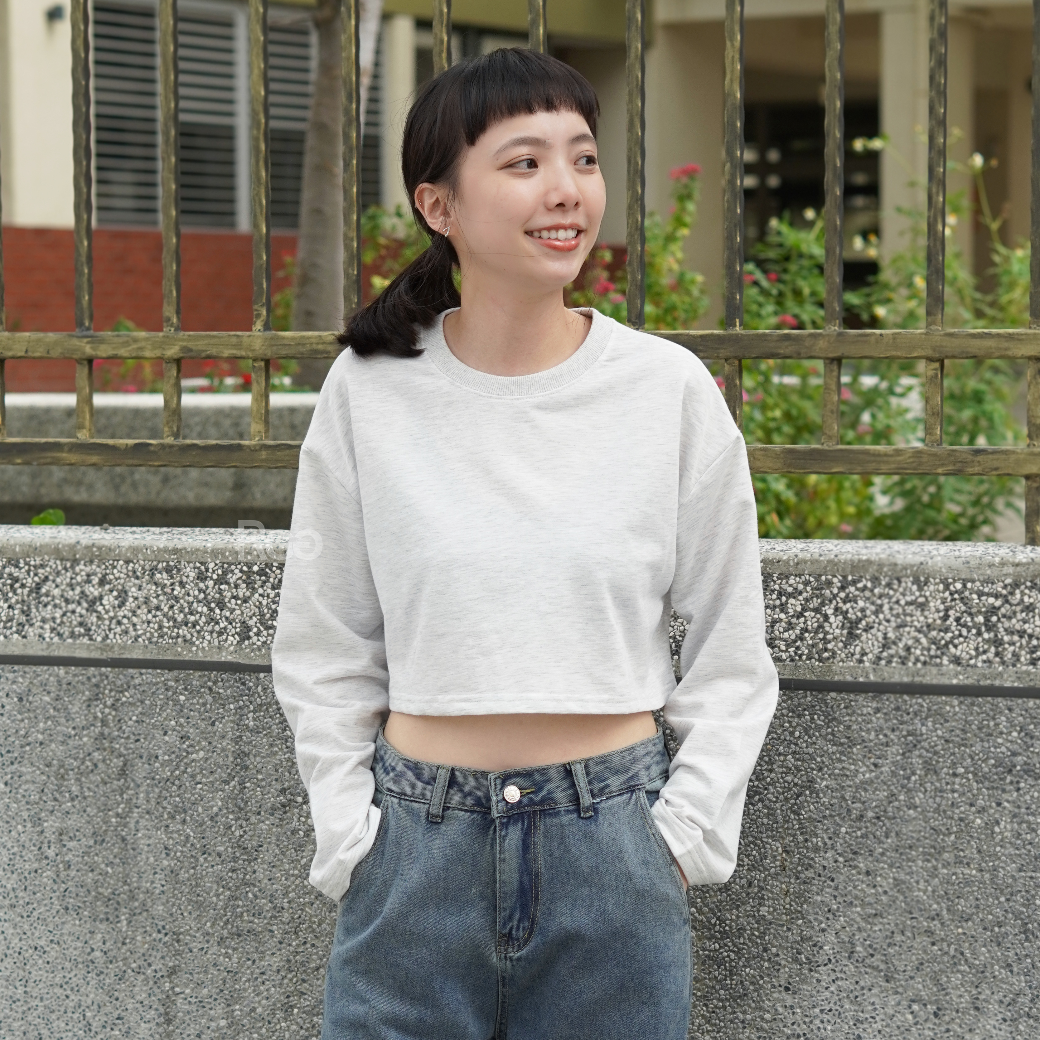 女模著韓版莫蘭迪色系素面短版長T麻白色照