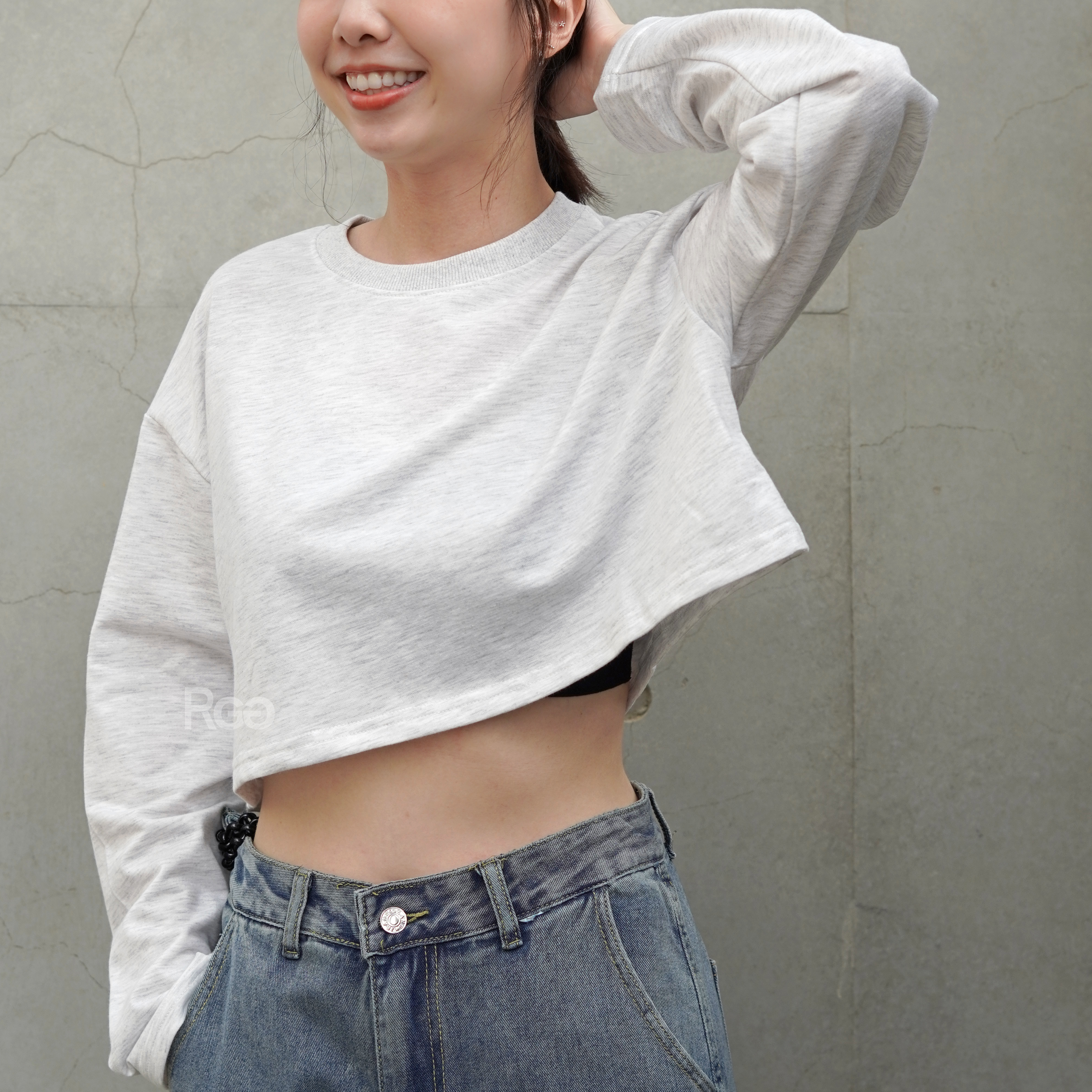 女模著韓版莫蘭迪色系素面短版長T麻白實著照片