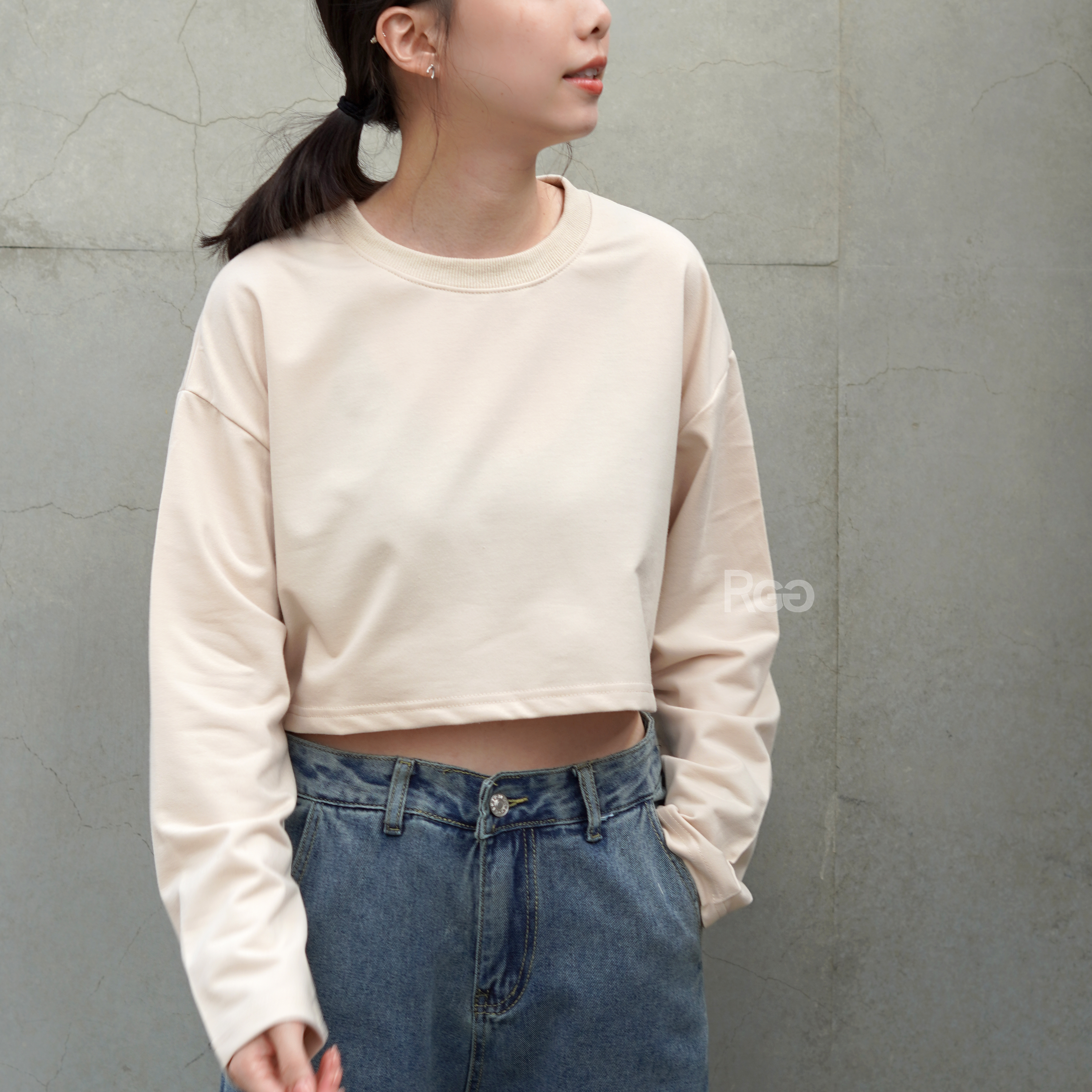 女模著韓版莫蘭迪色系素面短版長T杏色實著