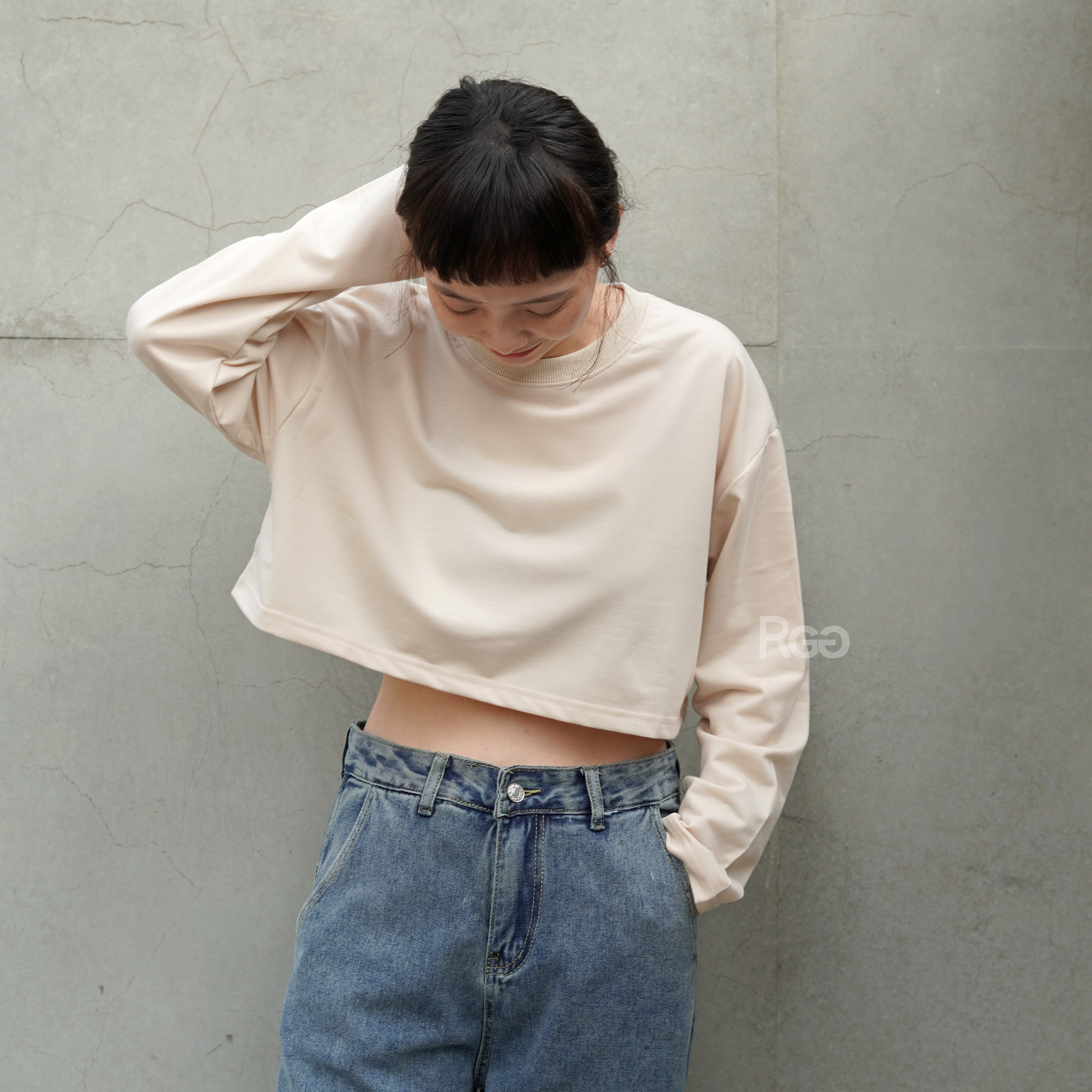 女模著韓版莫蘭迪色系素面短版長T杏色穿搭