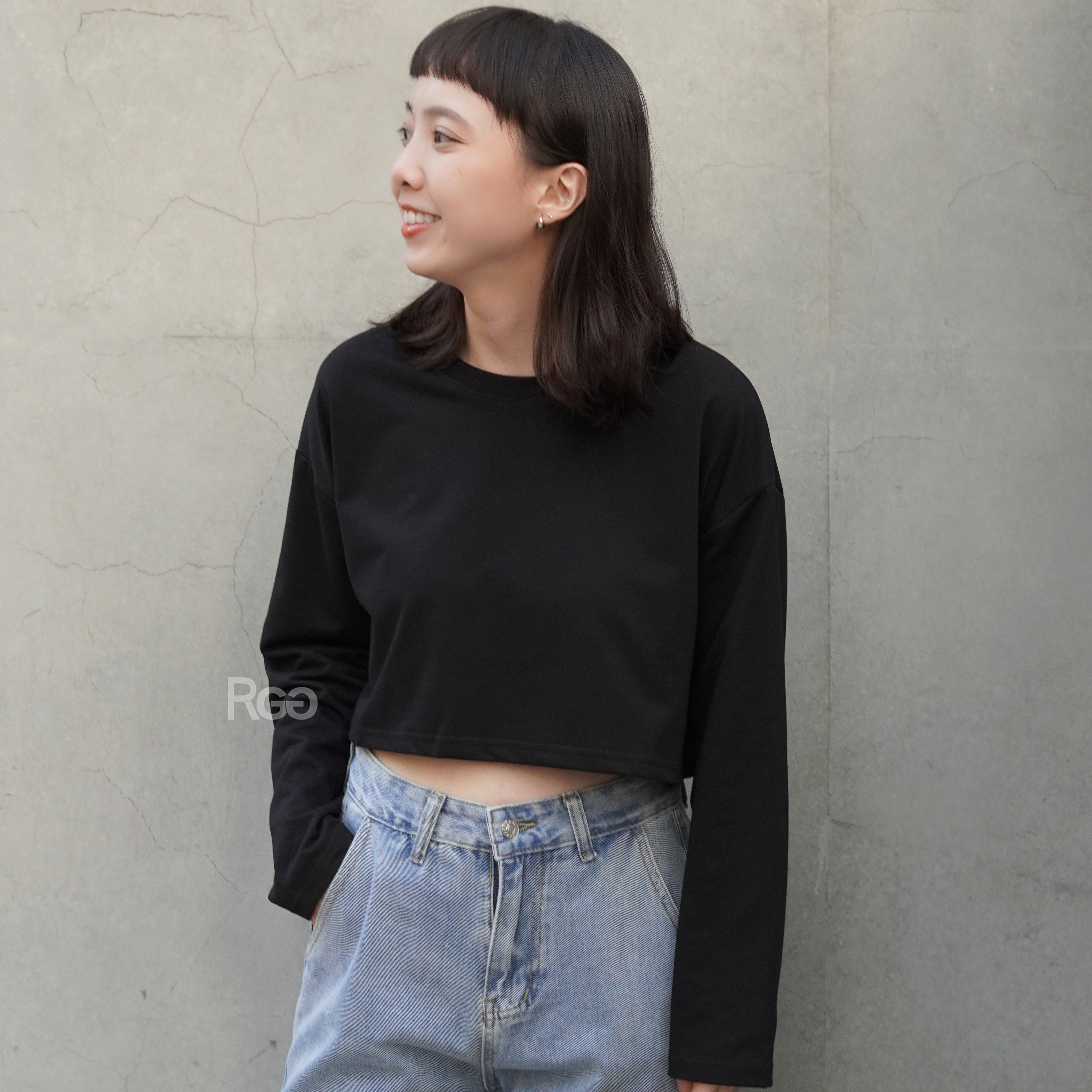 女模著韓版莫蘭迪色系素面短版長T黑色穿搭