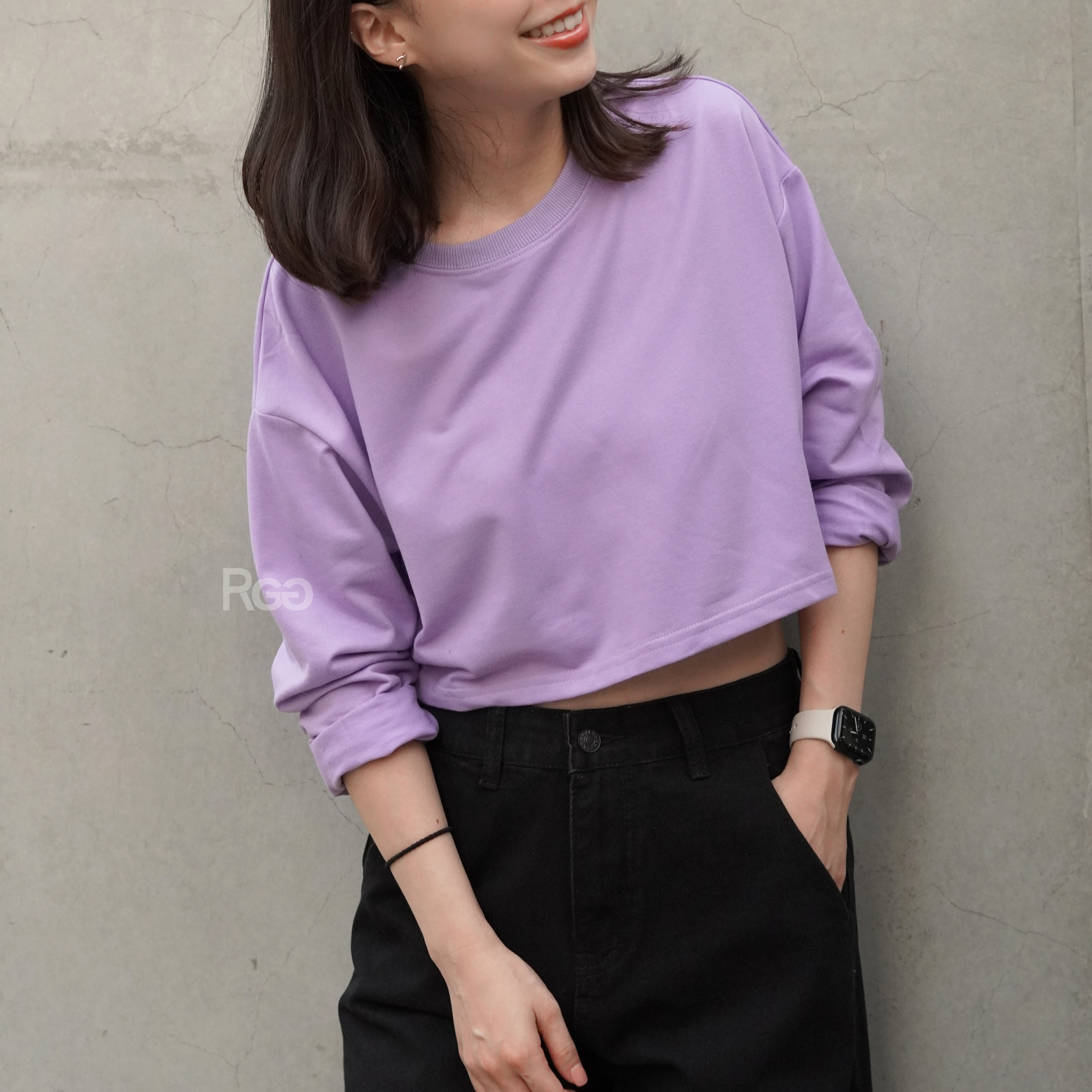 女模著韓版莫蘭迪色系素面短版長T紫色穿搭