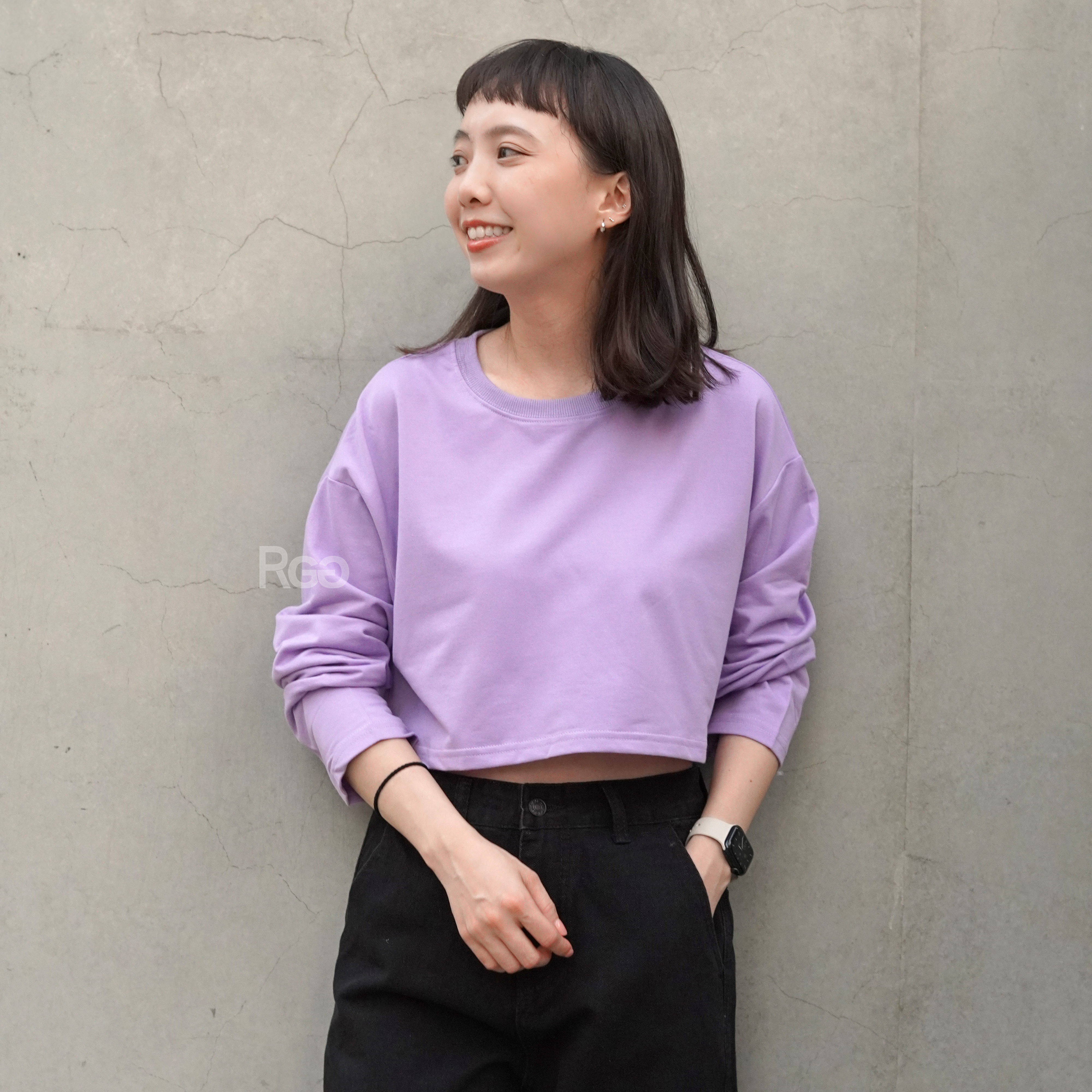 女模著韓版莫蘭迪色系素面短版長T紫色照片