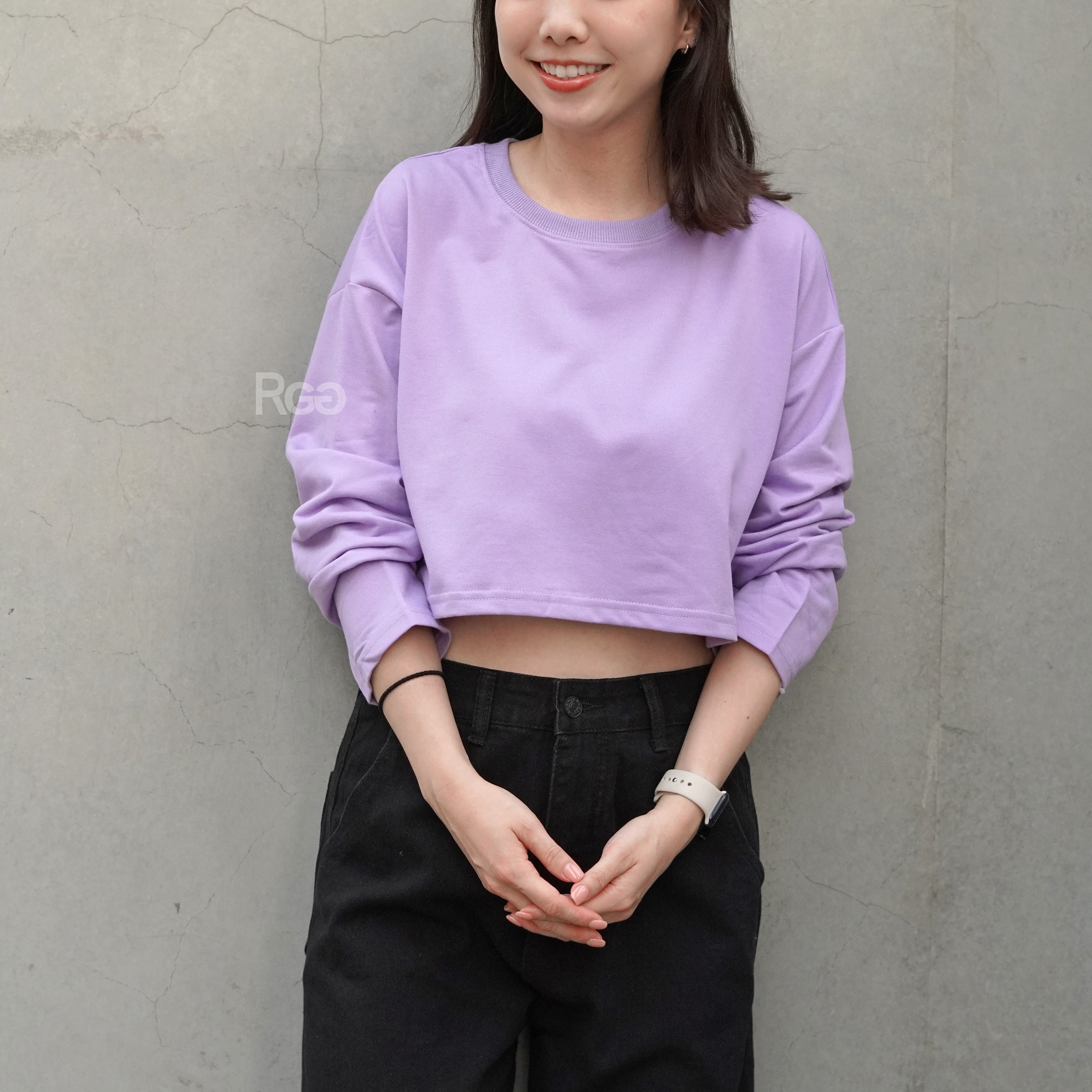 女模著韓版莫蘭迪色系素面短版長T紫色實著