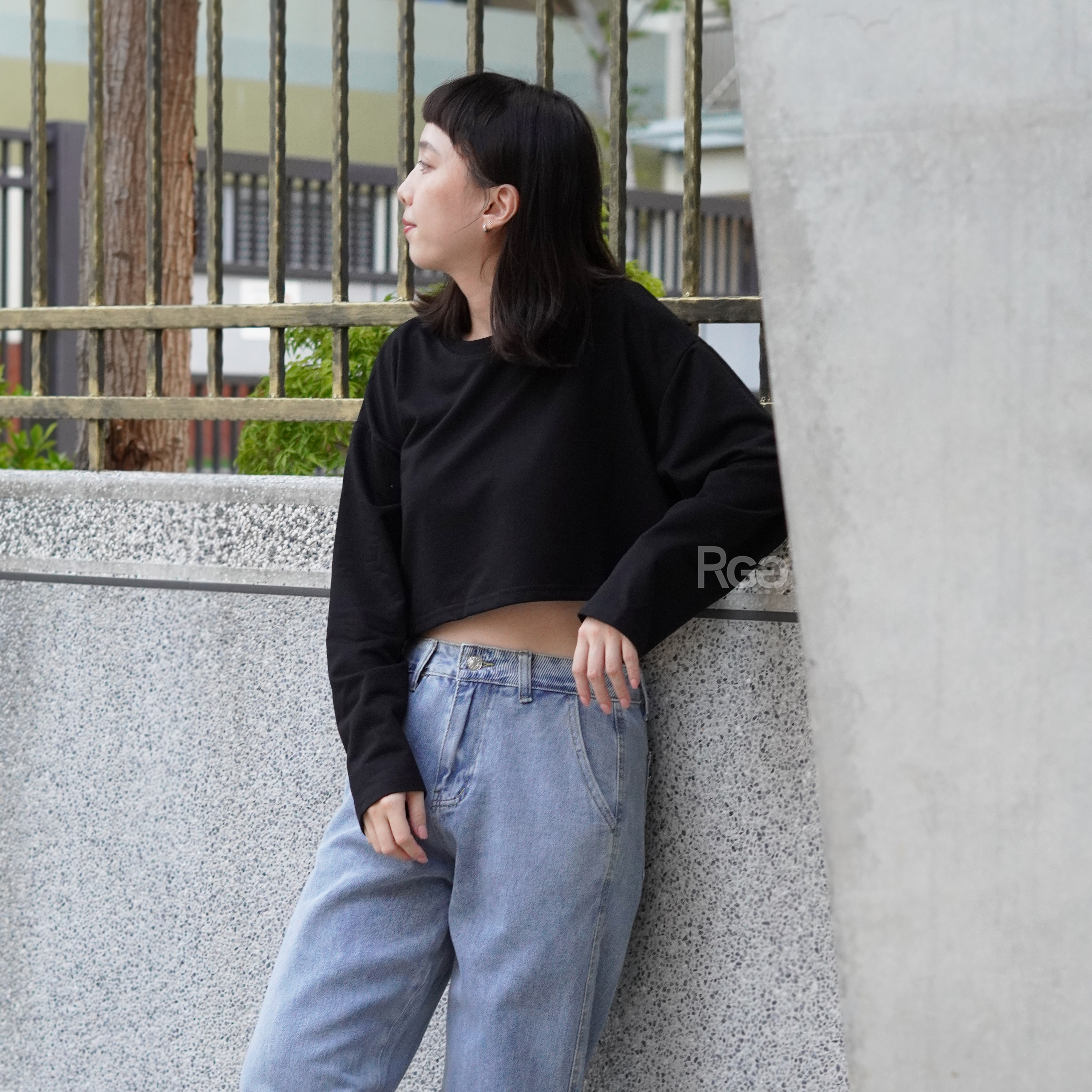 女模著韓版莫蘭迪色系素面短版長T黑色照