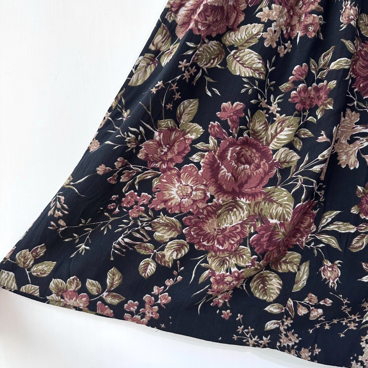 黑夜中盛放的牡丹