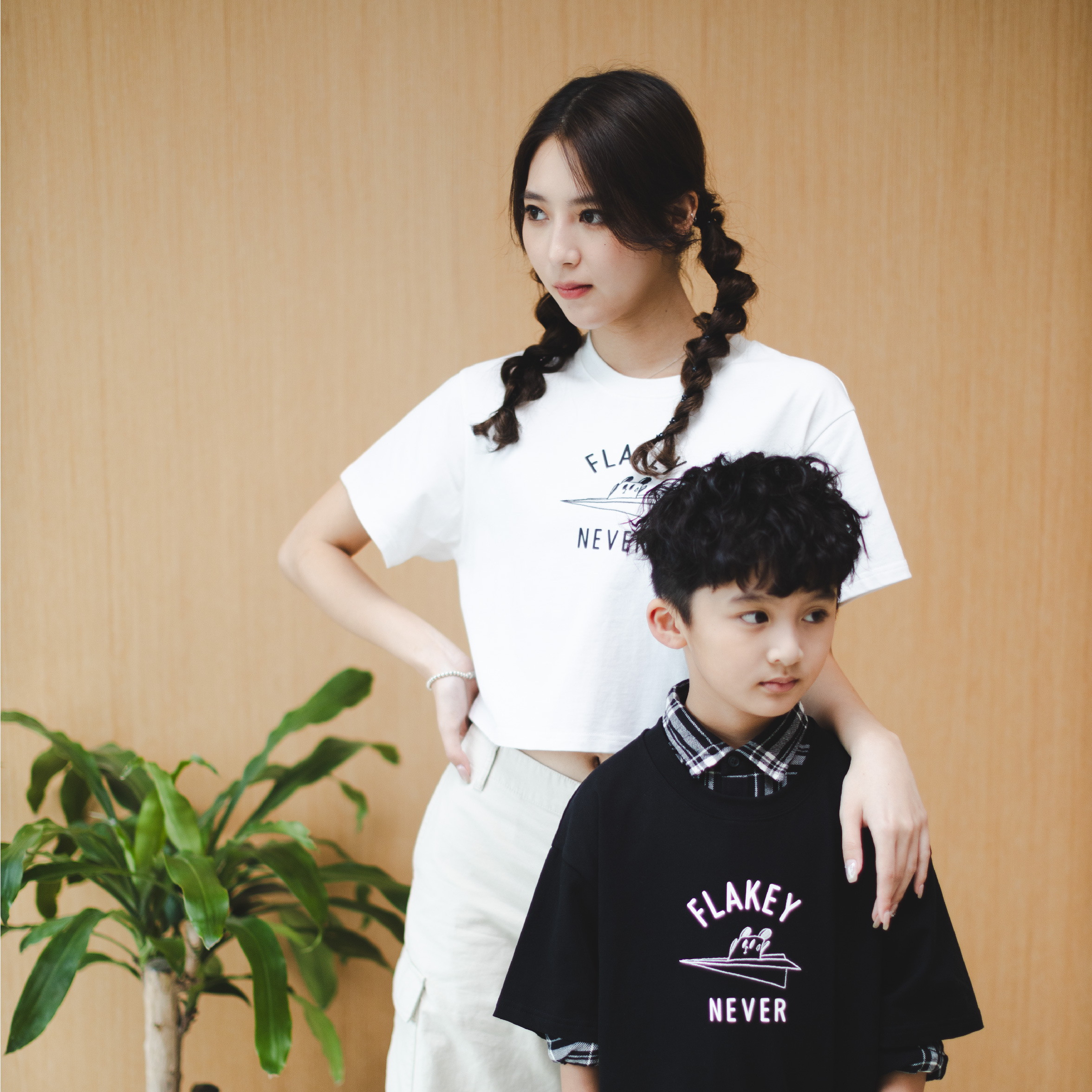 Flakey X SiuHak「肥嘢坐飛機皮皮笑嘻嘻」黑色置中Choice Tee +「肥嘢有嘢pin皮皮話閃先」周圍拮襟章(隨機1款)