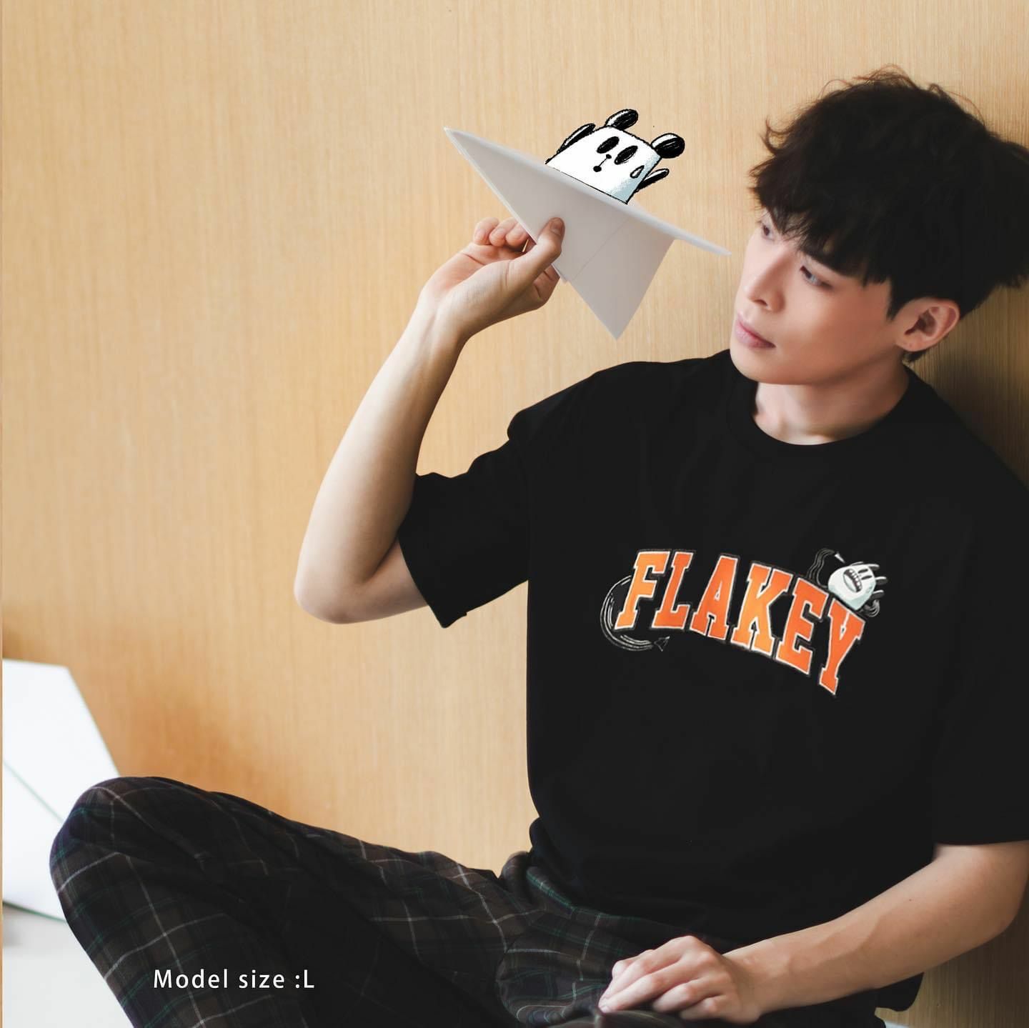 Flakey X SiuHak「皮皮大招牌肥嘢要匿埋」勁商業 Tee Kids Set(黑色Unisex) + 「肥嘢有嘢pin皮皮話閃先」周圍拮襟章(隨機1款) + Flakey Logo Tote Bag