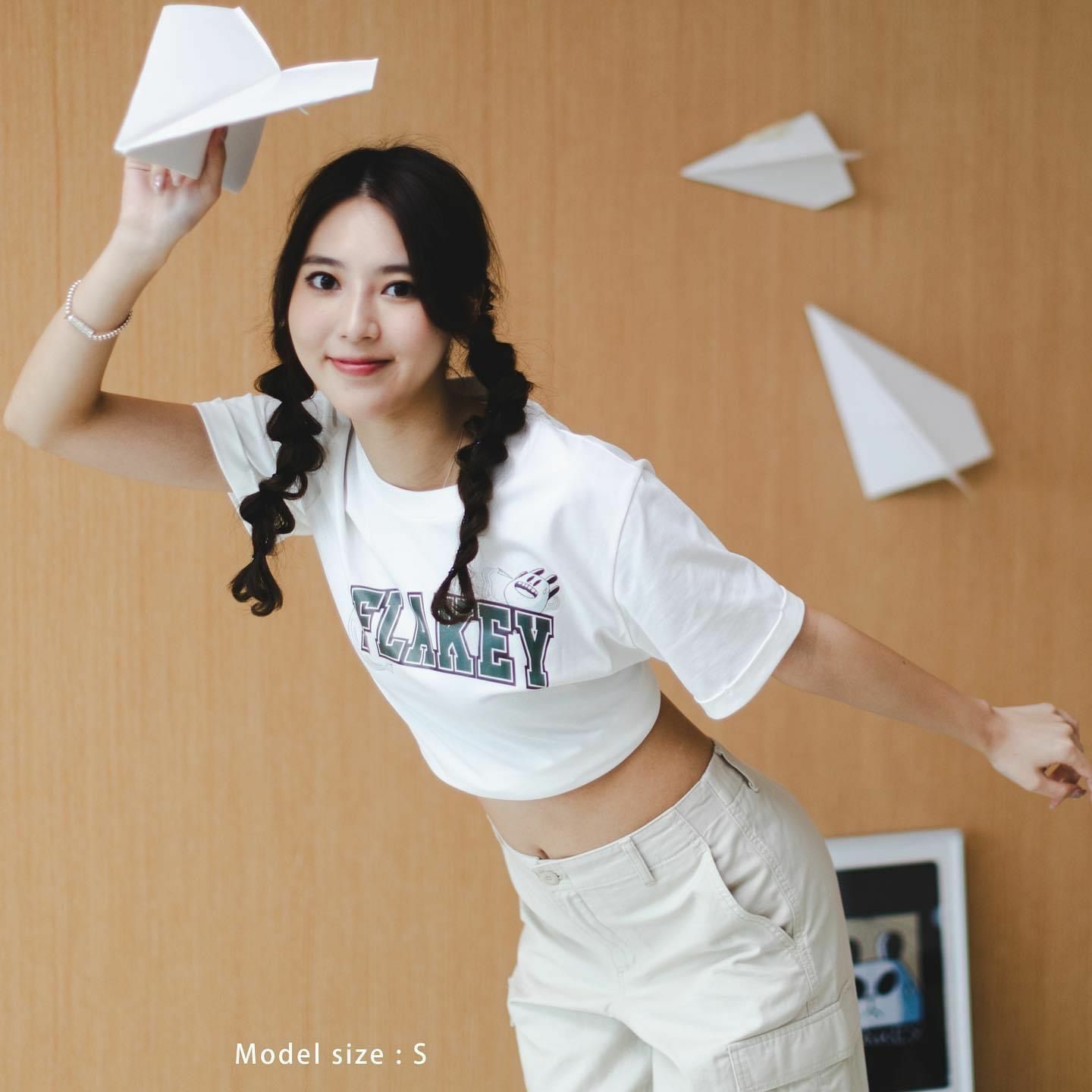 Flakey X SiuHak「皮皮大招牌肥嘢要匿埋」勁商業Tee Set(白色Unisex) +「肥嘢有嘢pin皮皮話閃先」周圍拮襟章(隨機1款) + Flakey Logo Tote Bag