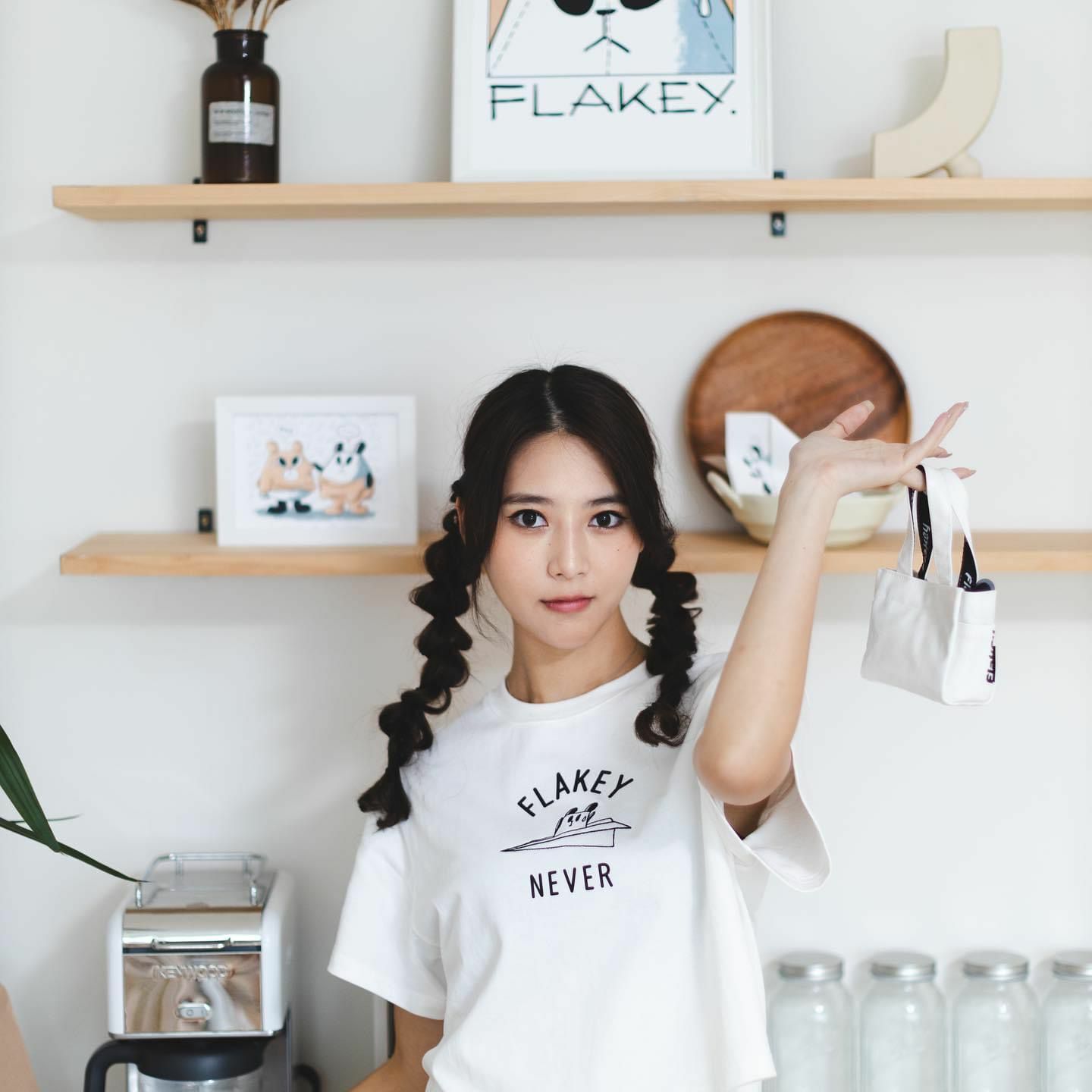 Flakey X SiuHak  「肥嘢坐飛機皮皮笑嘻嘻」白色置中Choice Tee +「肥嘢有嘢pin皮皮話閃先」周圍拮襟章(隨機1款)