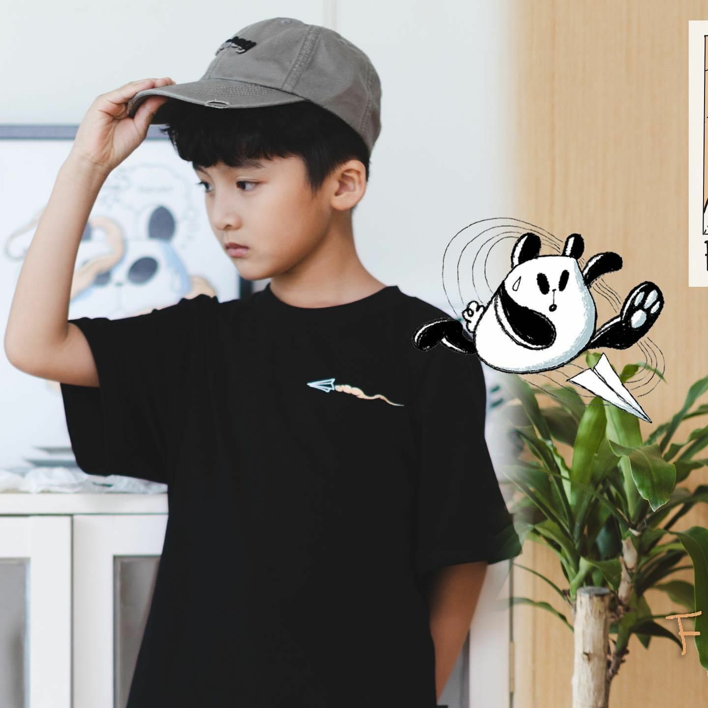 Flakey X SiuHak「肥嘢大乸晒皮皮有古怪」超藝術Kids Tee(黑色Unisex) Set +「肥嘢有嘢pin皮皮話閃先」周圍拮襟章(隨機1款)