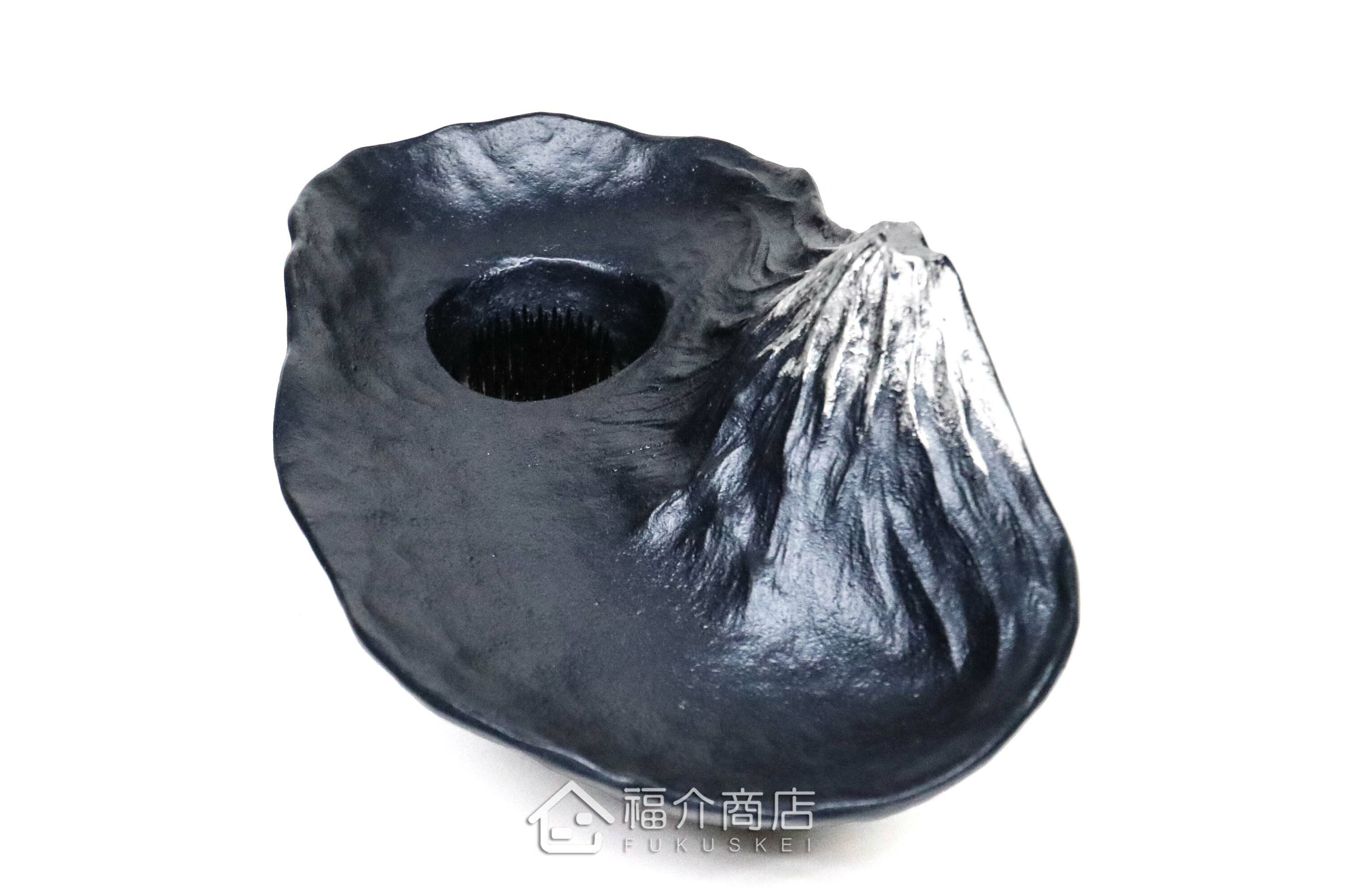 鋁製的藍色水盤花器會倒映富士山的景色在水上