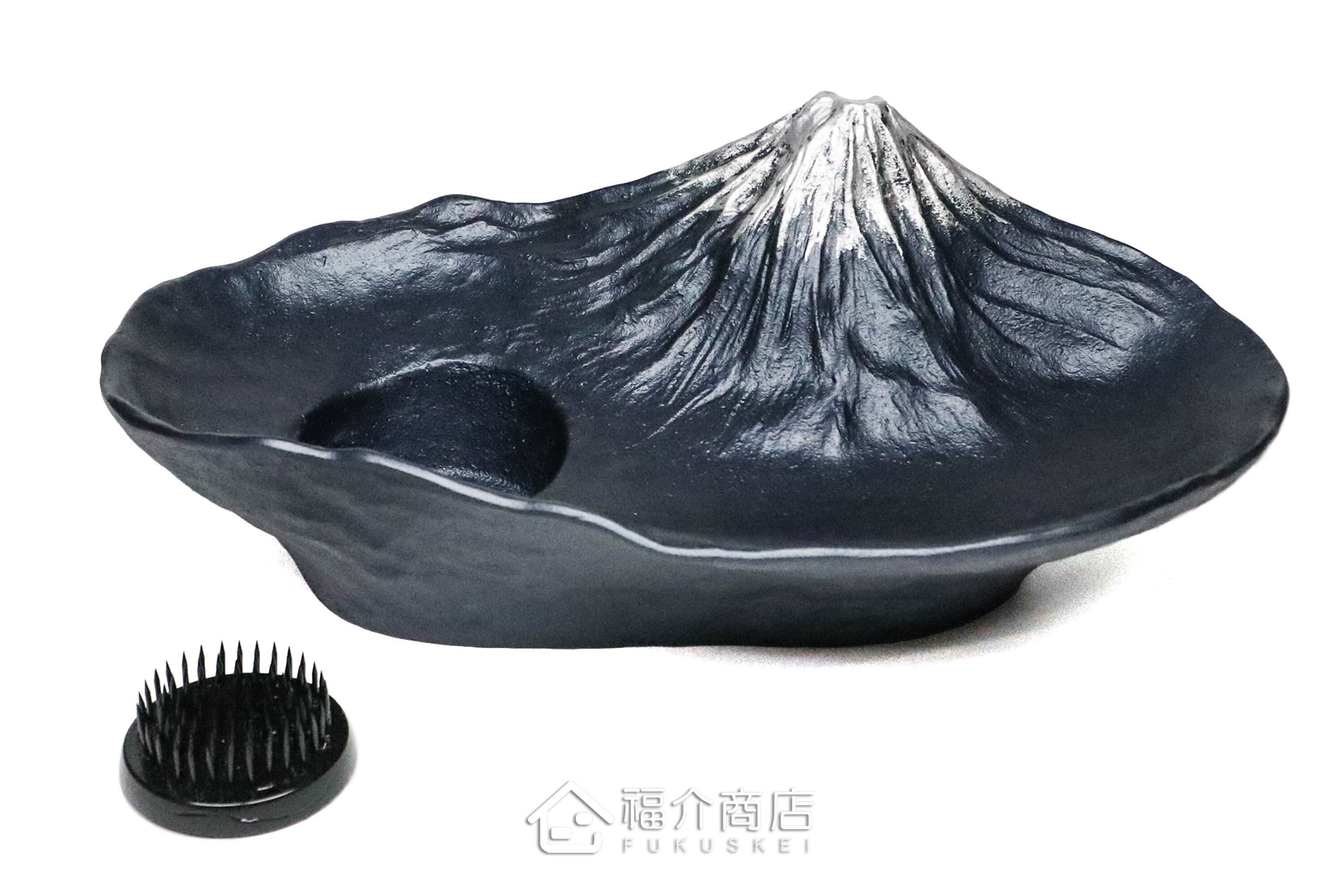 鋁製的藍色水盤花器會倒映富士山的景色在水上