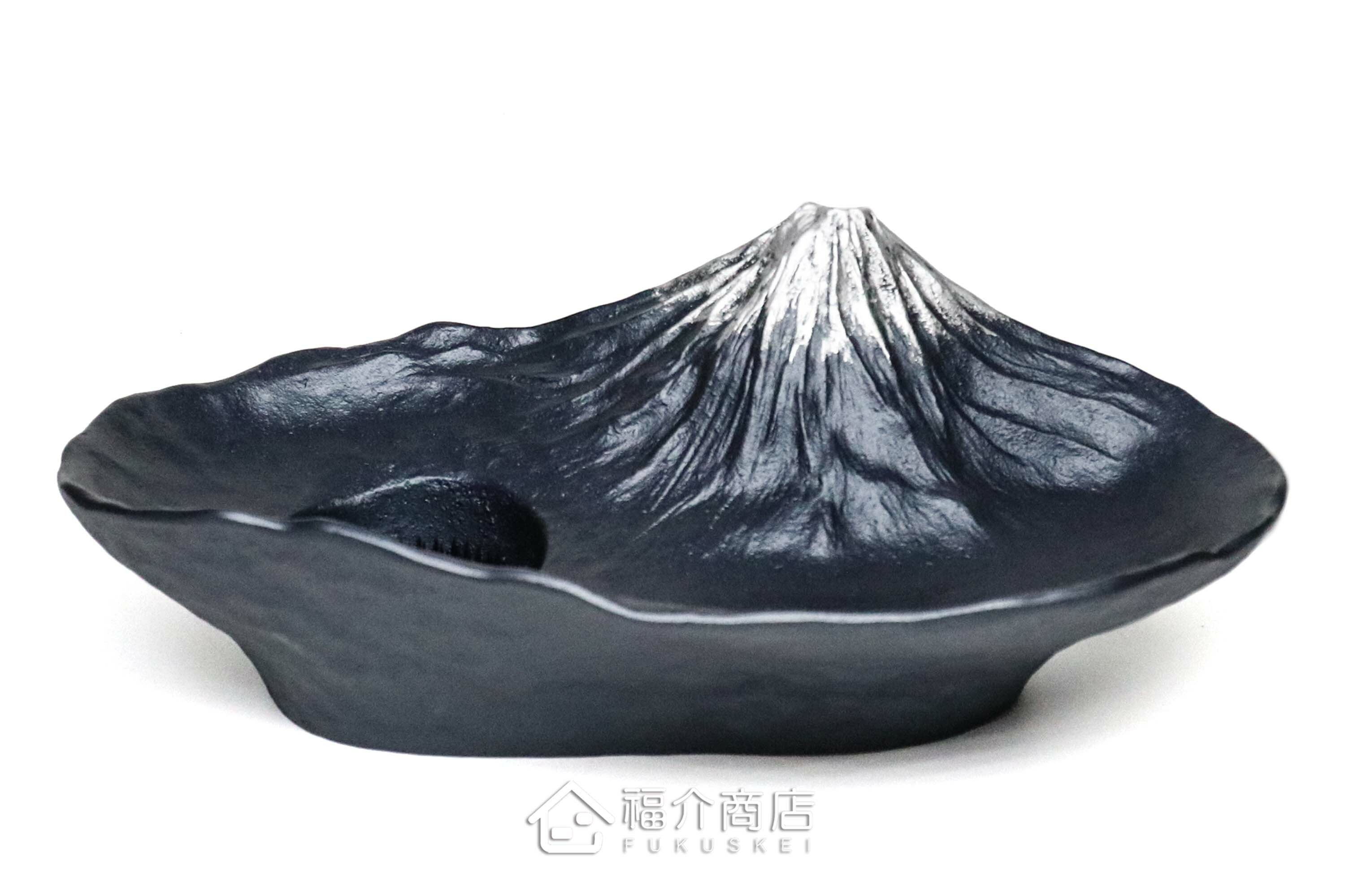 鋁製的藍色水盤花器會倒映富士山的景色在水上