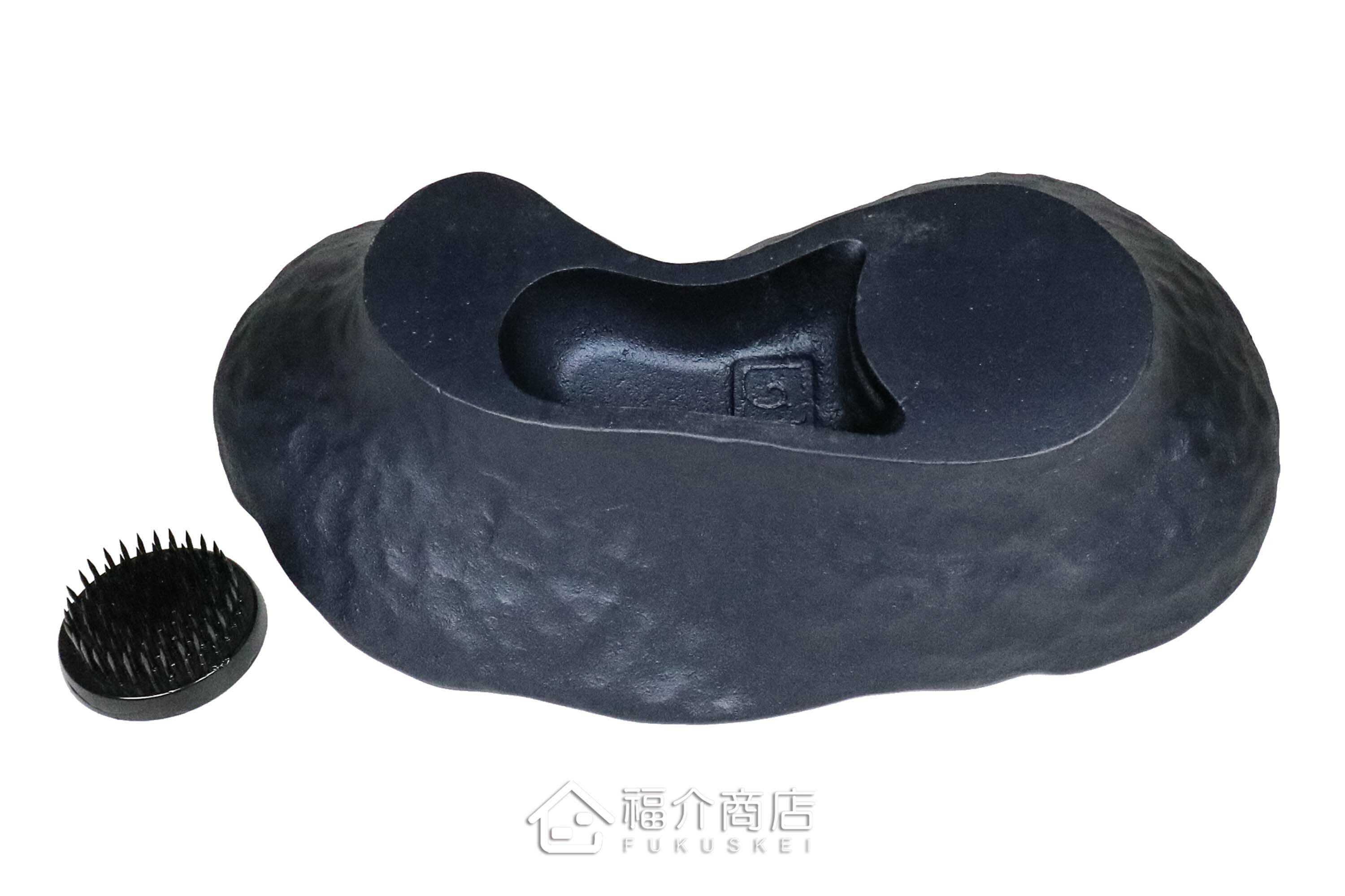 鋁製的藍色水盤花器會倒映富士山的景色在水上