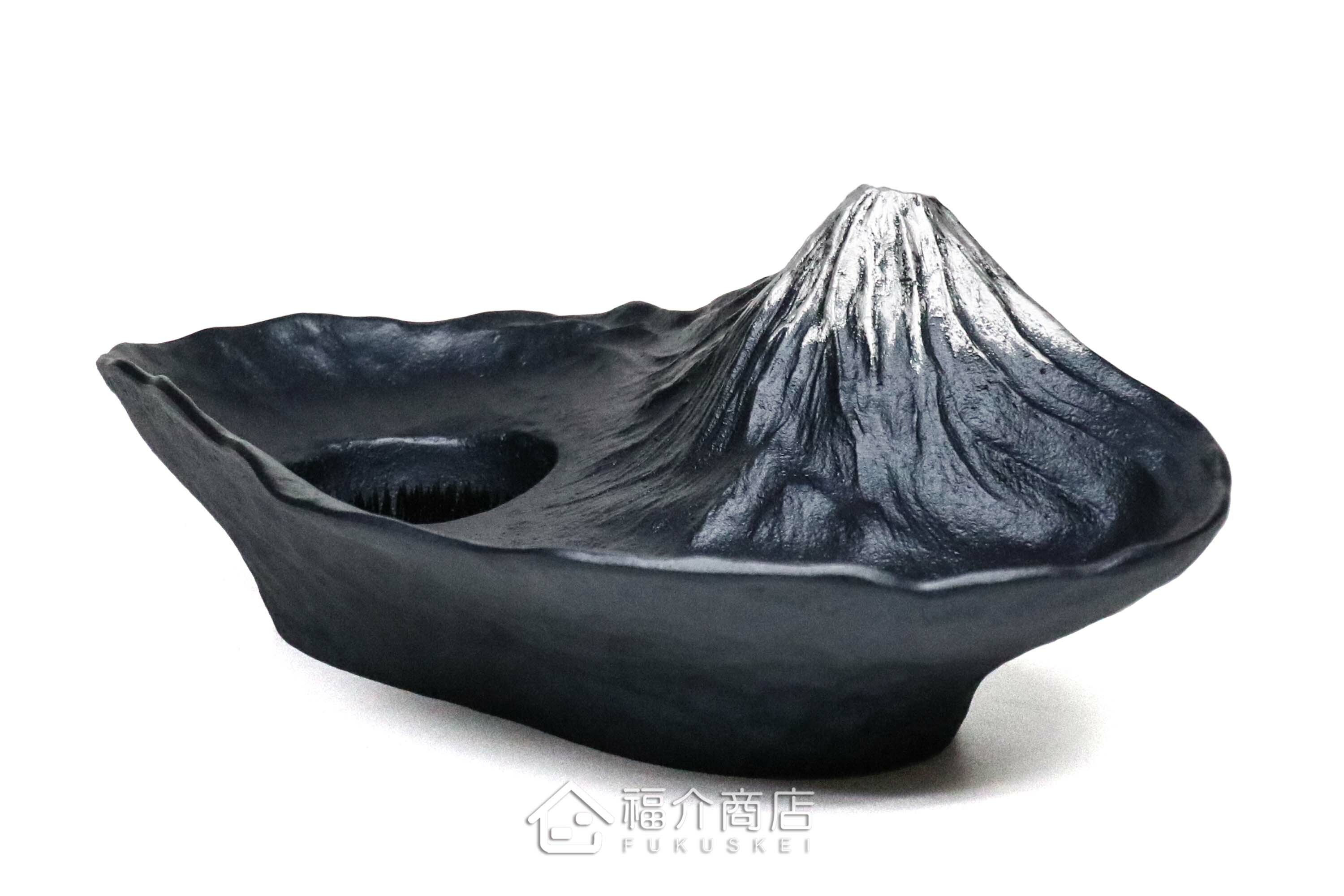 鋁製的藍色水盤花器會倒映富士山的景色在水上