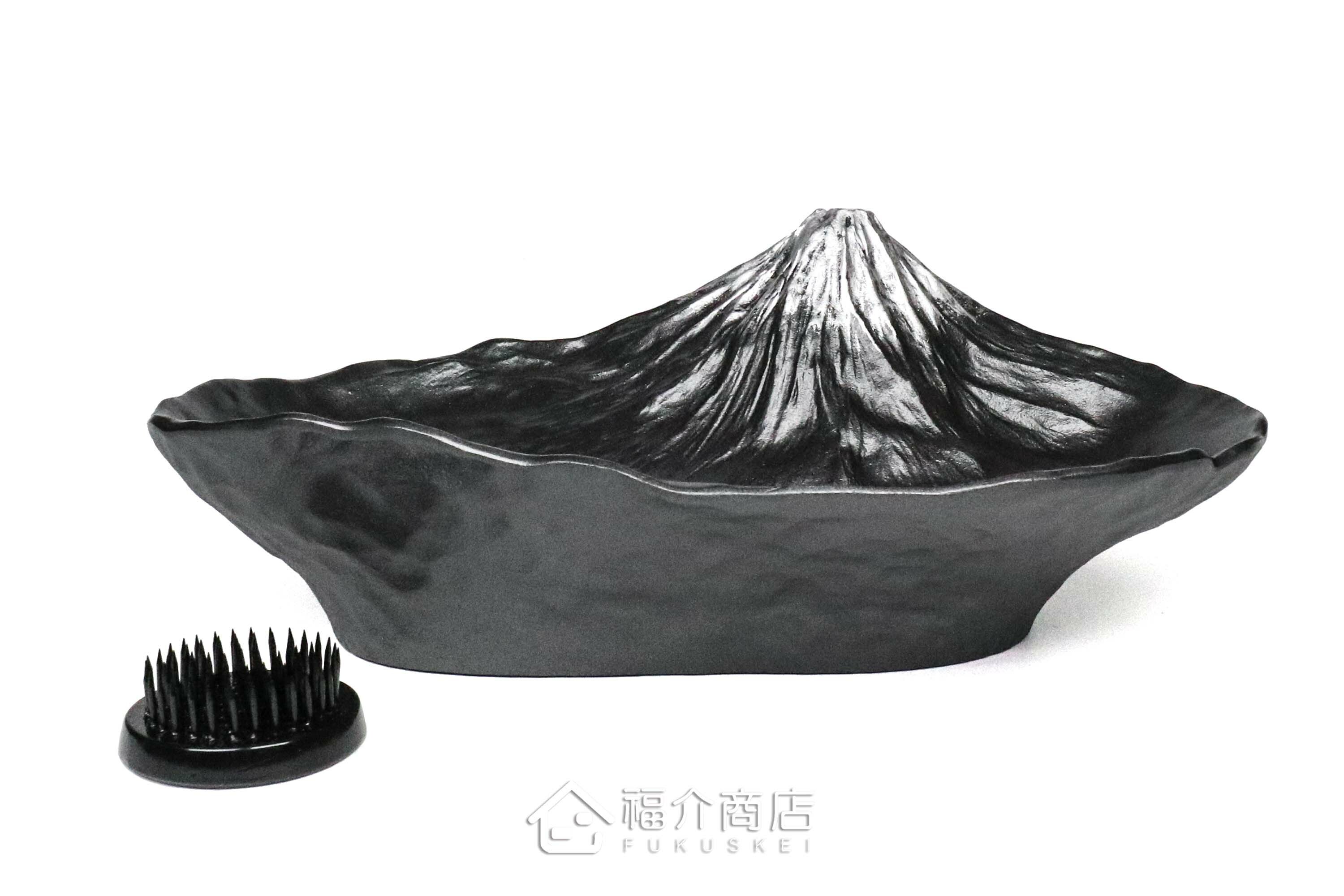 鋁製的黑色水盤花器會倒映富士山的景色在水上