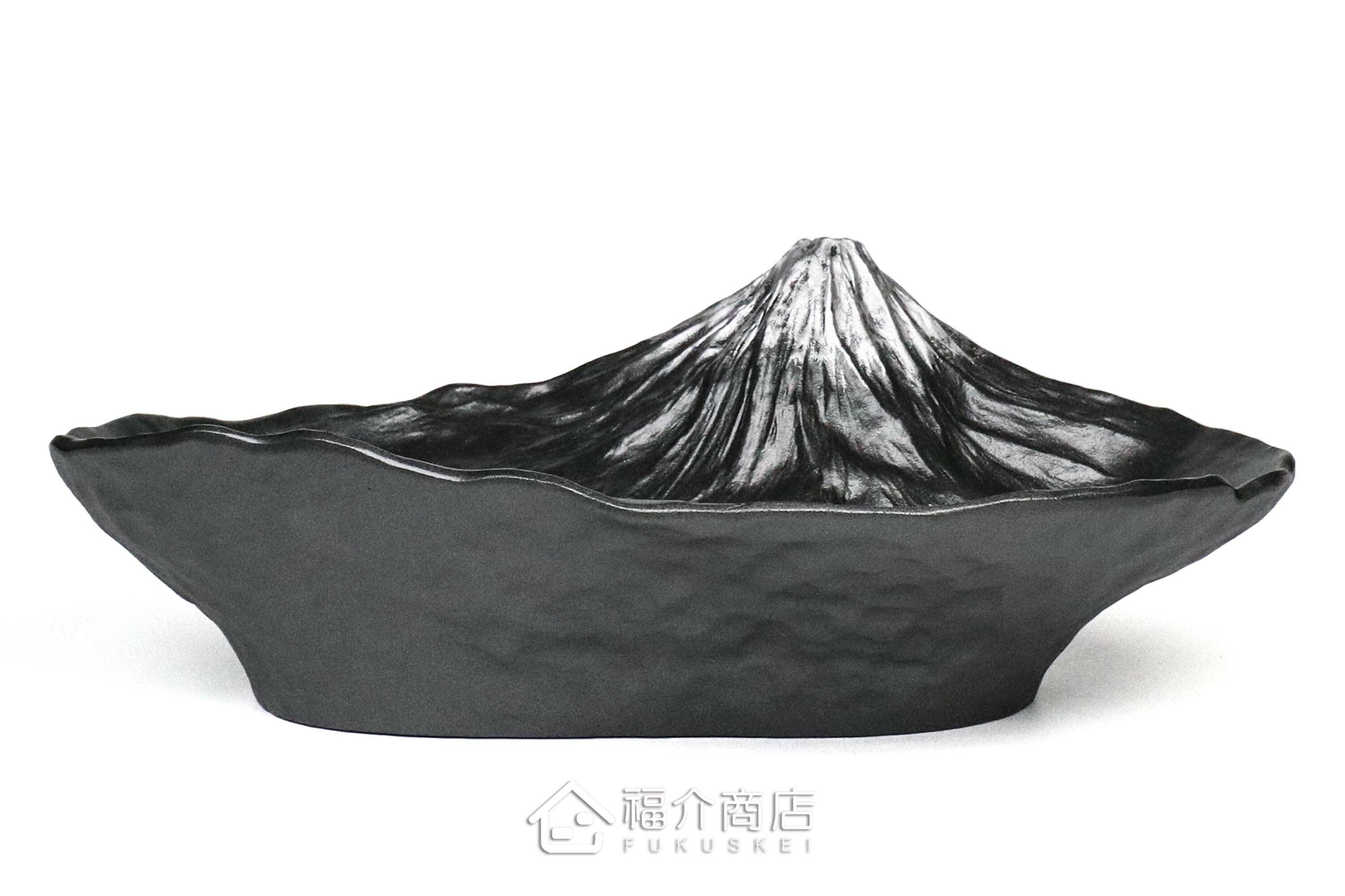 鋁製的黑色水盤花器會倒映富士山的景色在水上