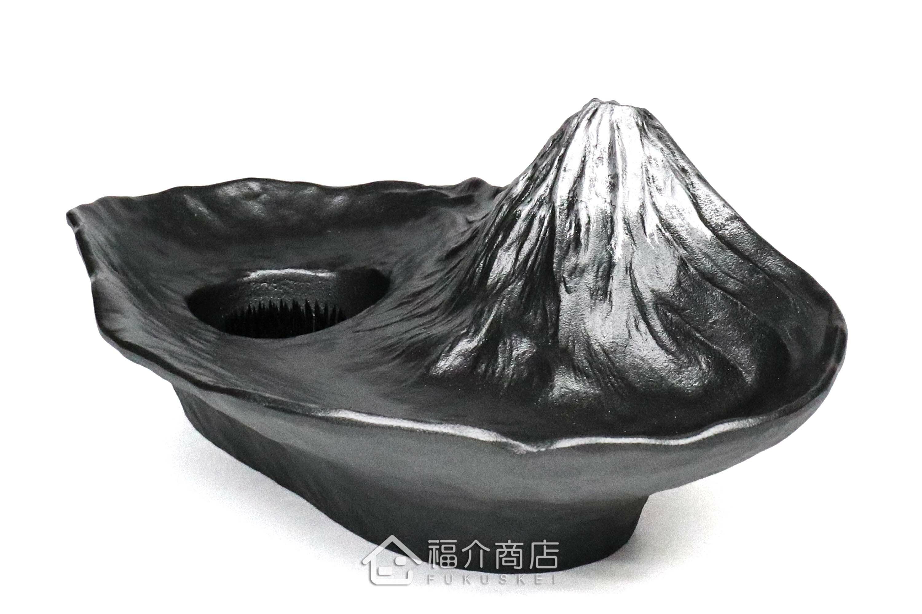 鋁製的黑色水盤花器會倒映富士山的景色在水上