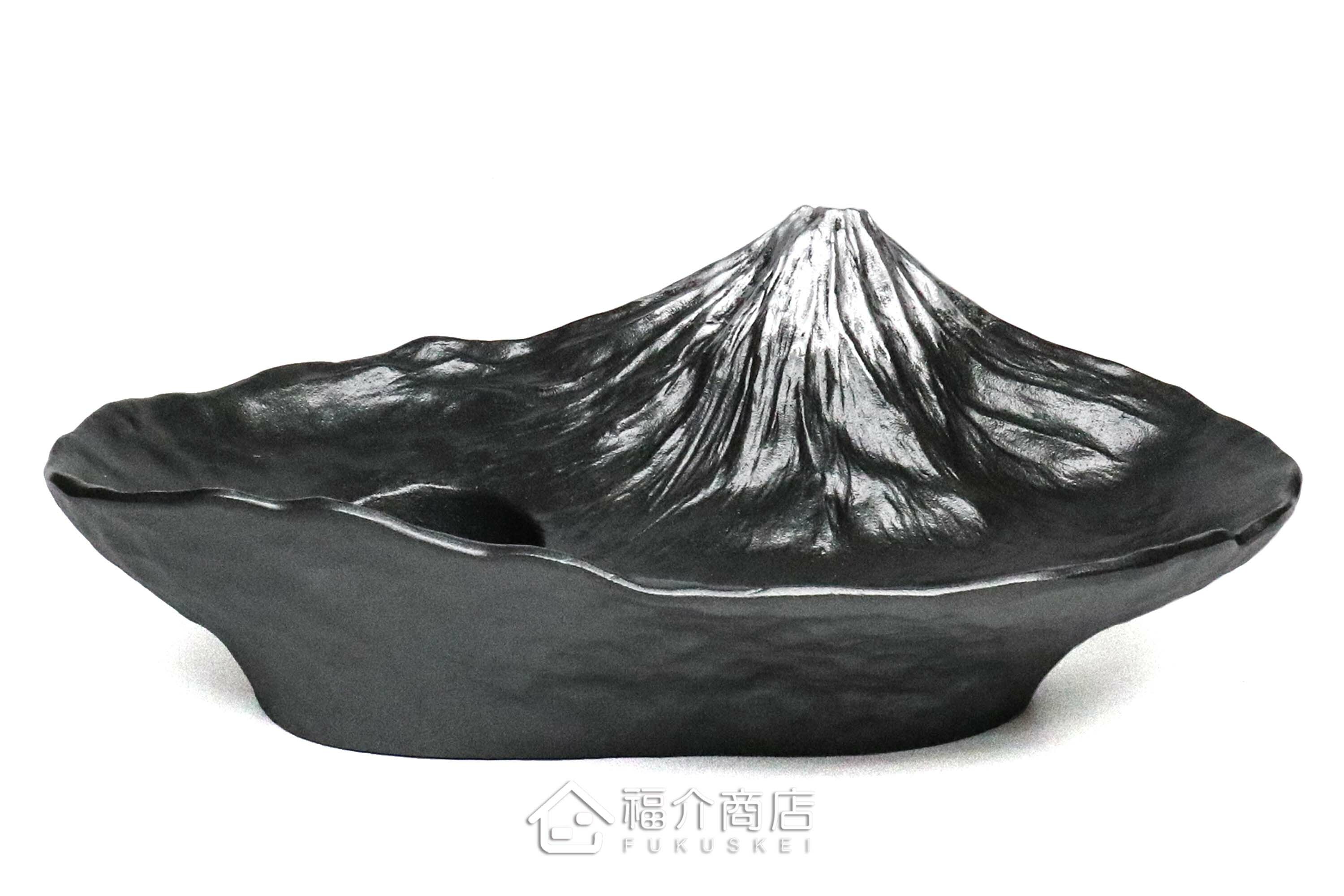 鋁製的黑色水盤花器會倒映富士山的景色在水上