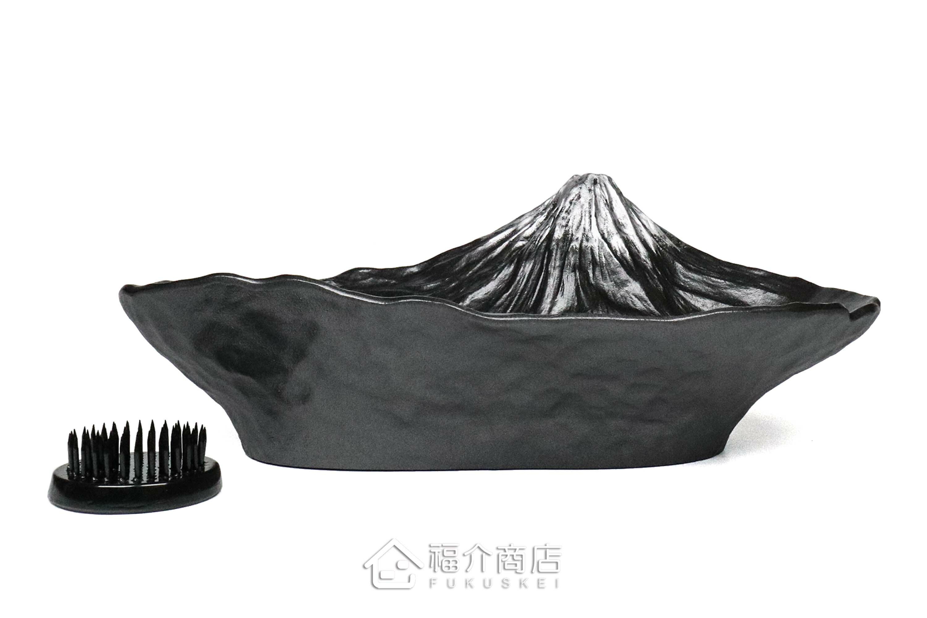 鋁製的黑色水盤花器會倒映富士山的景色在水上