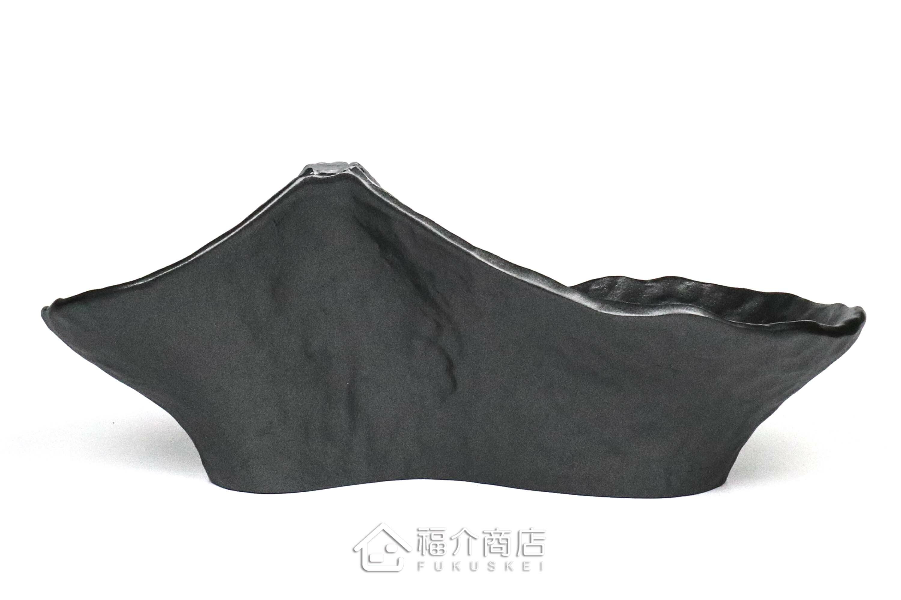 鋁製的黑色水盤花器會倒映富士山的景色在水上