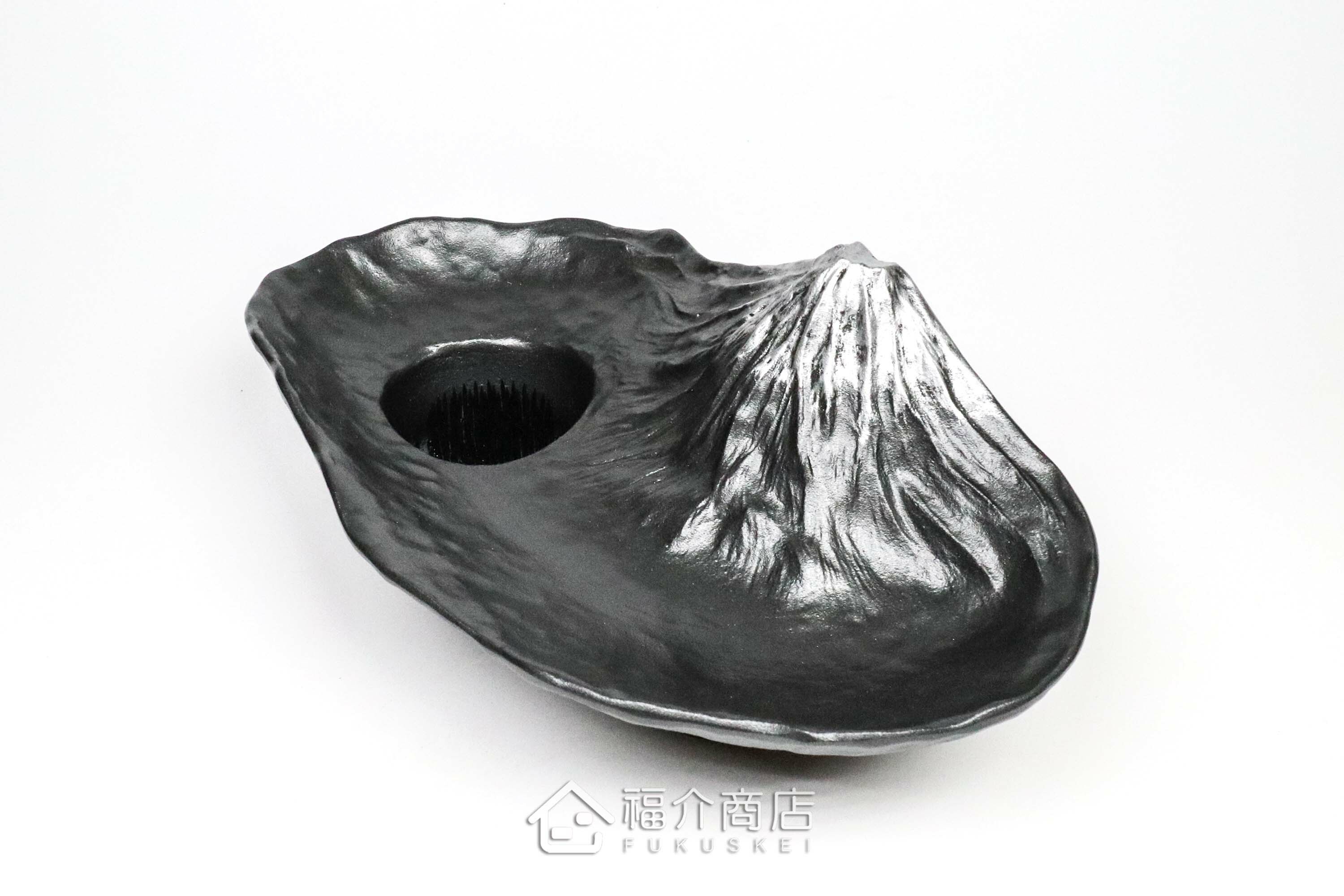 鋁製的黑色水盤花器會倒映富士山的景色在水上