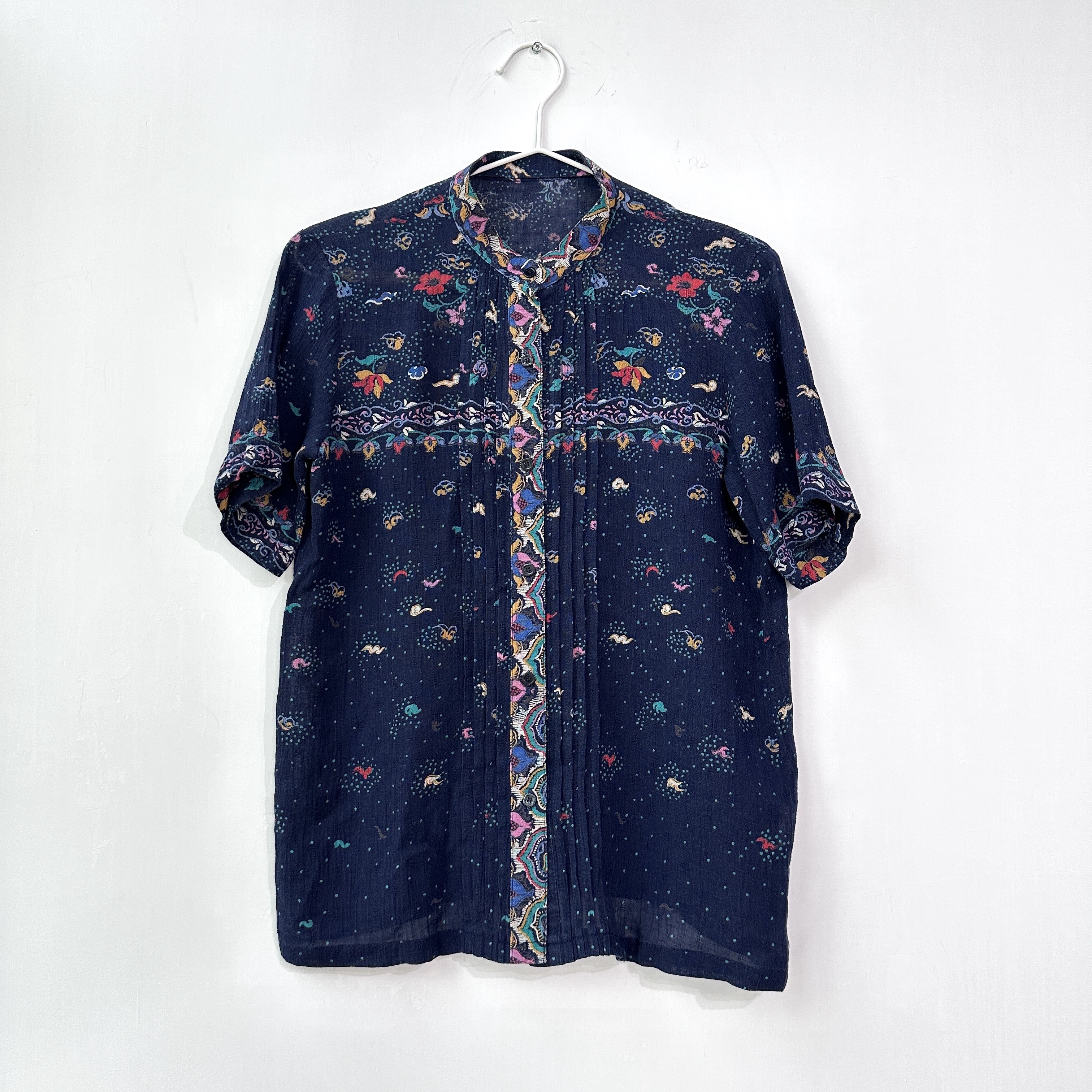 夜藍和風感圖案立領上衣