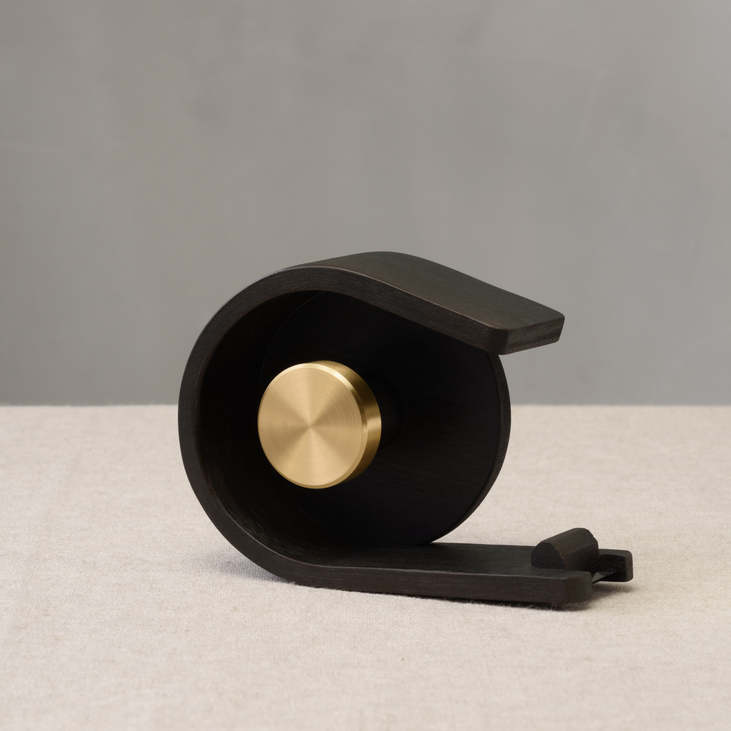 深棕色膠帶台,軸心為黃銅