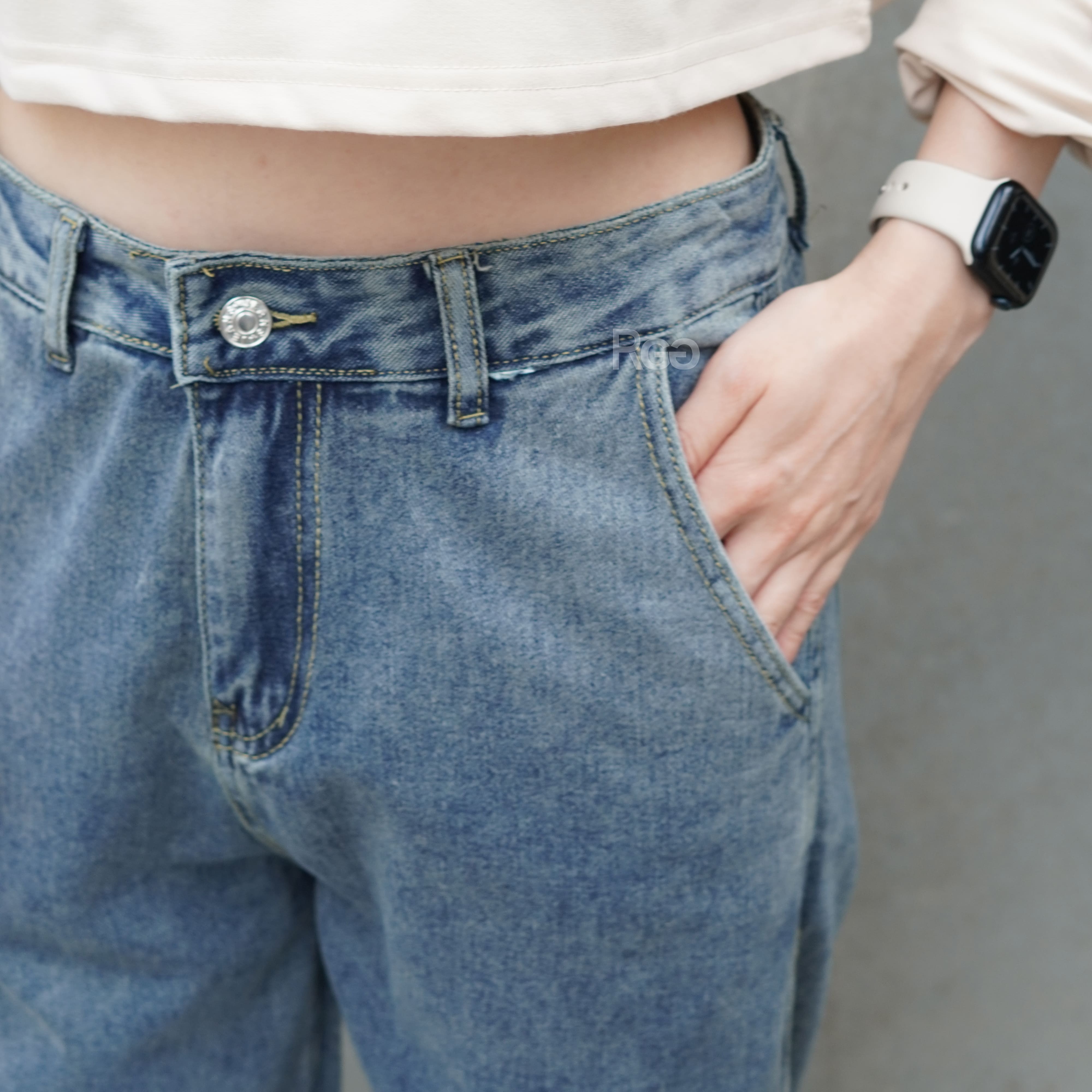 女模穿著百搭基本質感落地感牛仔長褲藍色