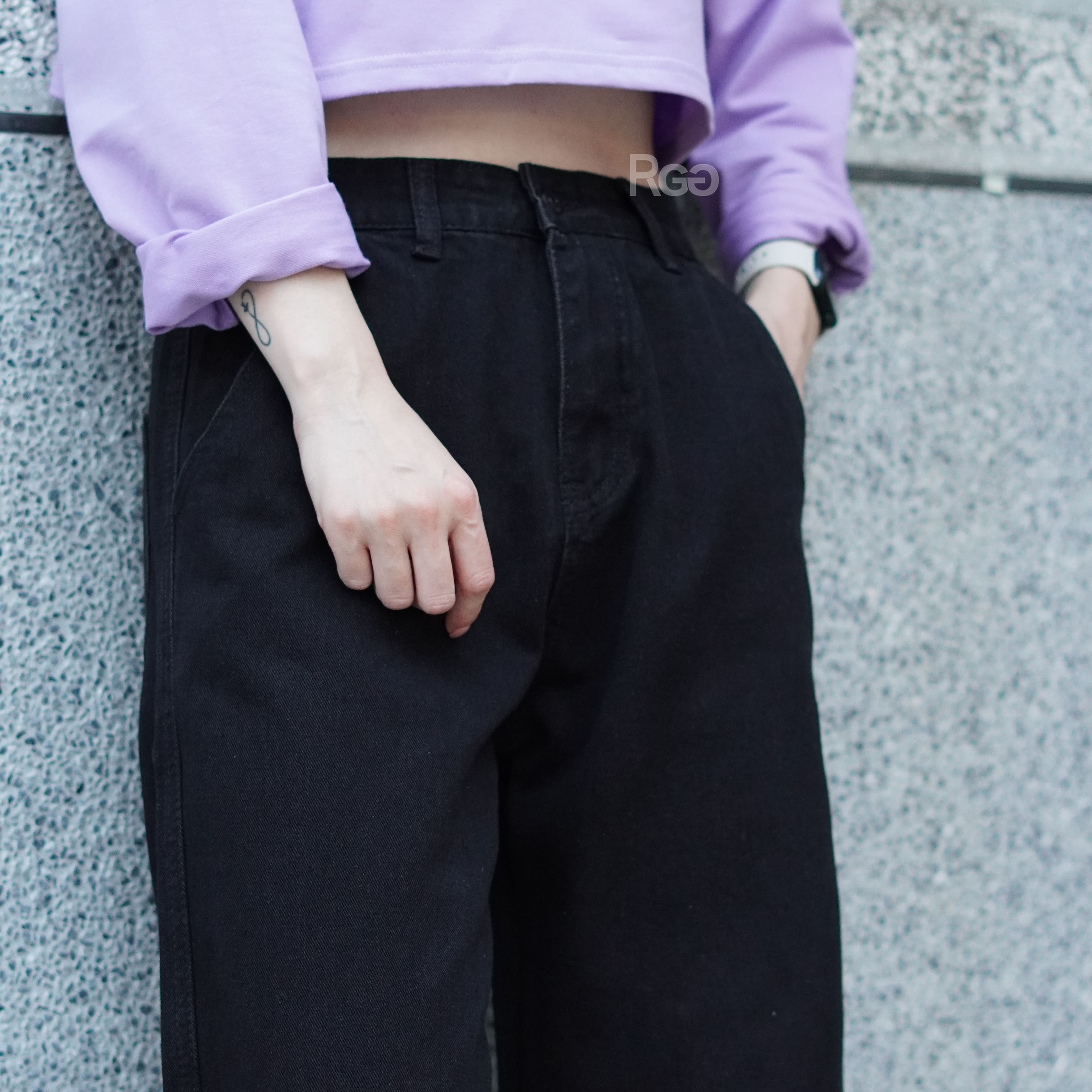 女模穿著百搭基本質感落地感牛仔長褲黑色