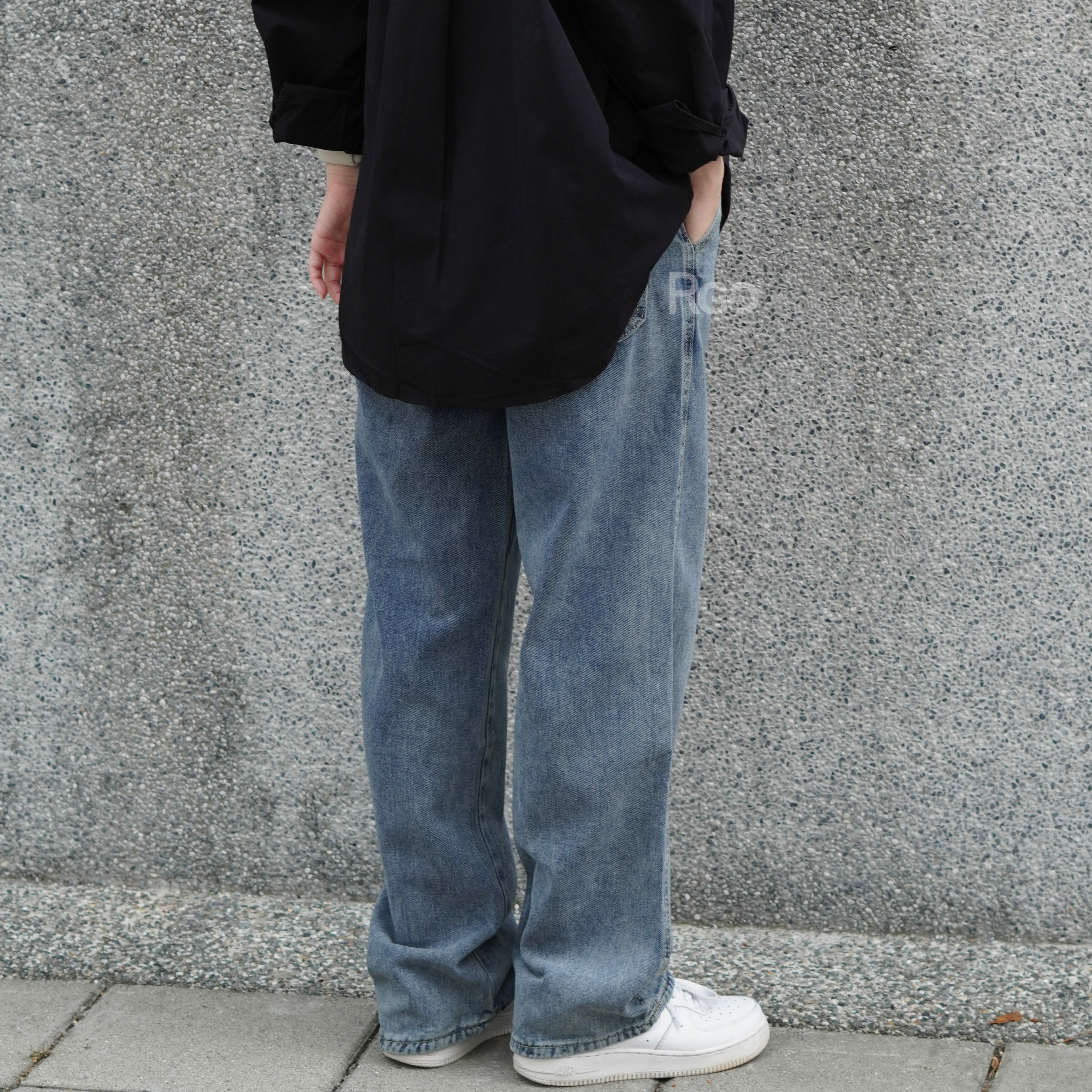 女模穿著百搭基本質感落地感牛仔長褲藍色