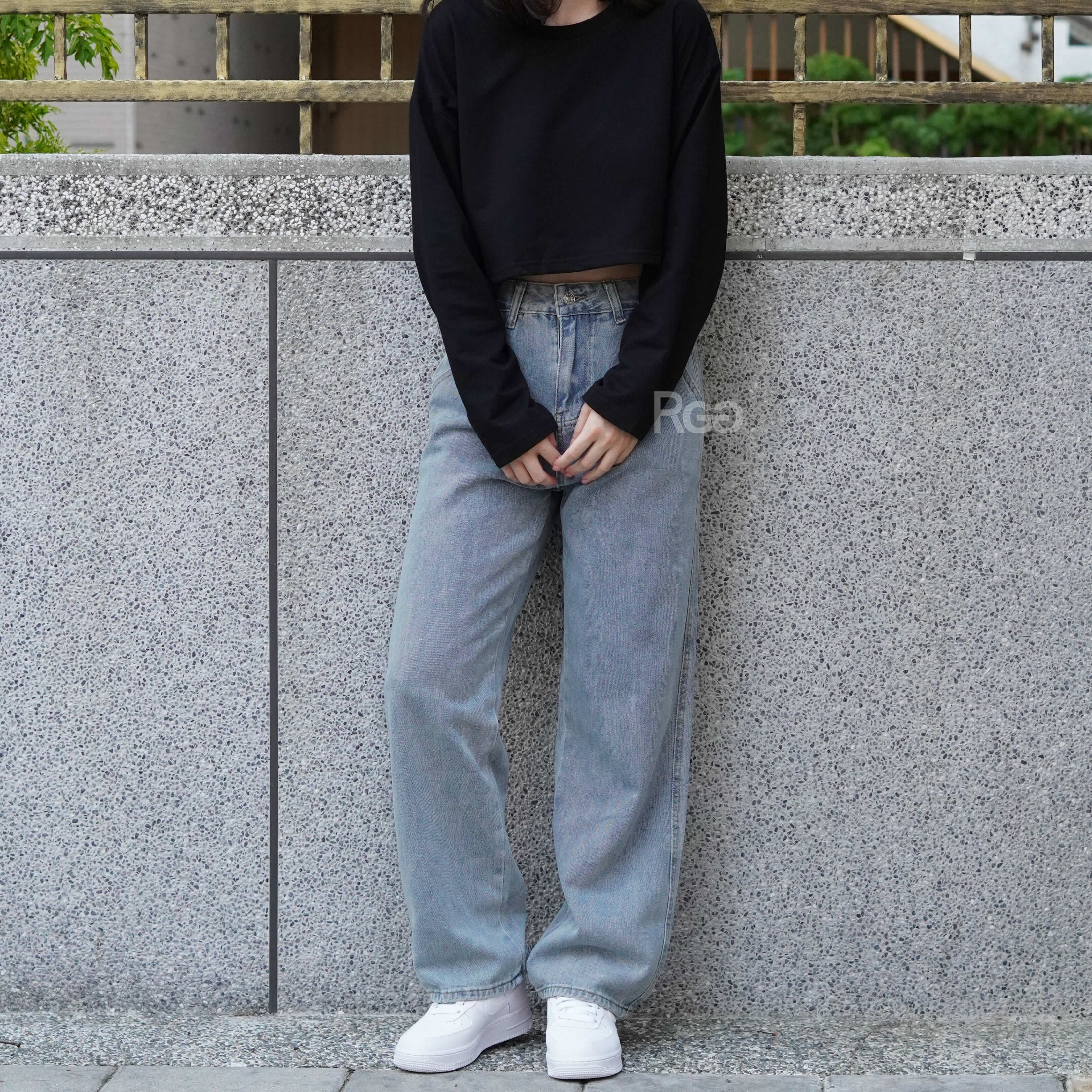 女模穿著百搭基本質感落地感牛仔長褲淺藍色