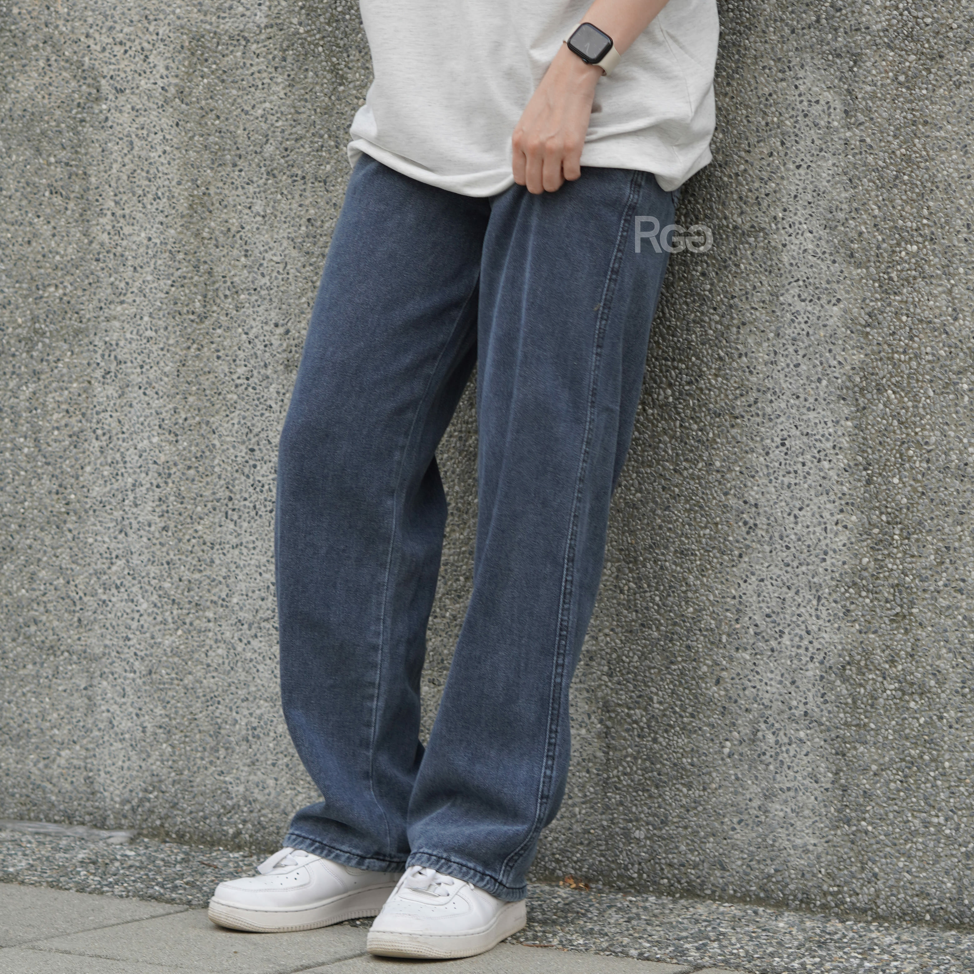 女模穿著百搭基本質感落地感牛仔長褲水洗黑