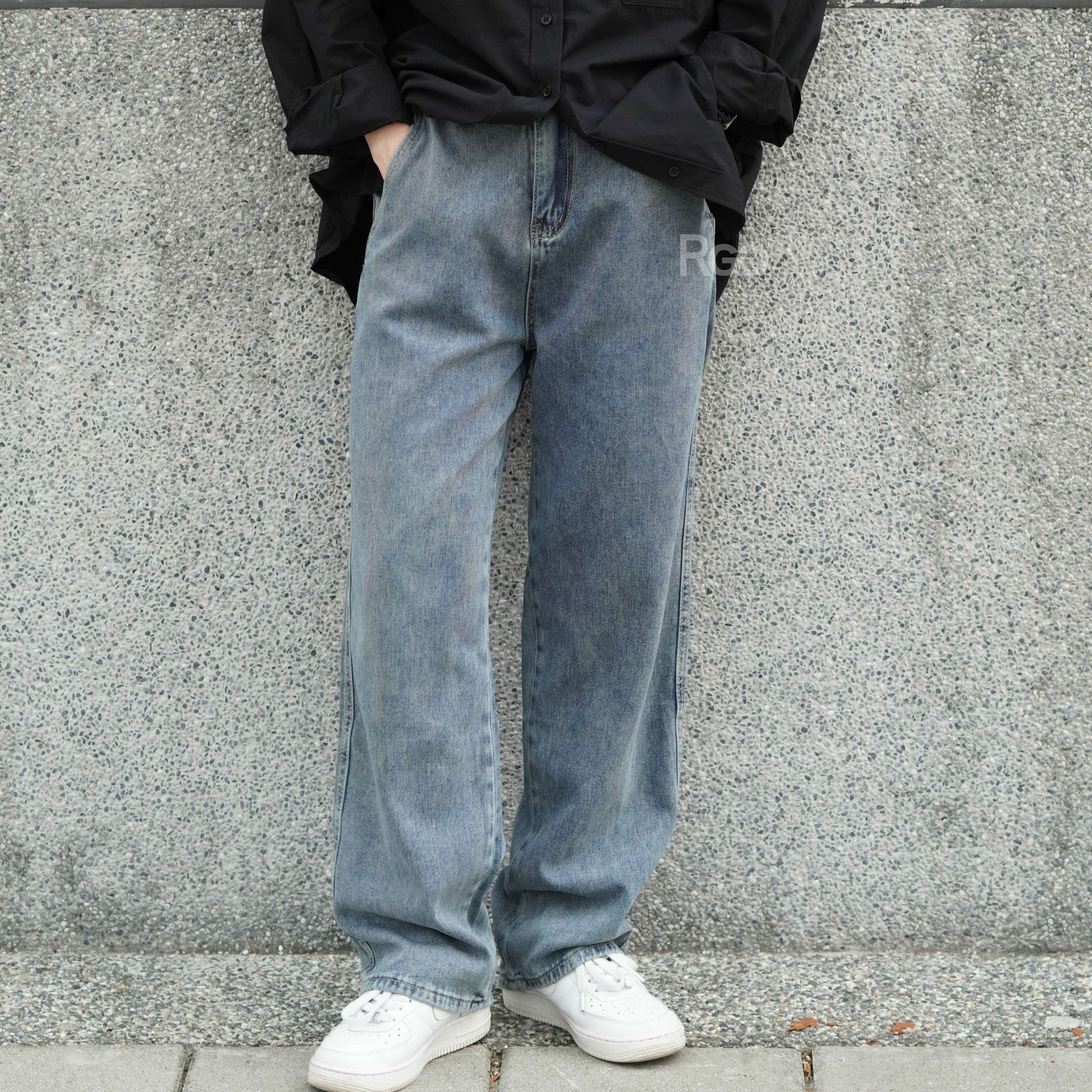 女模穿著百搭基本質感落地感牛仔長褲藍色