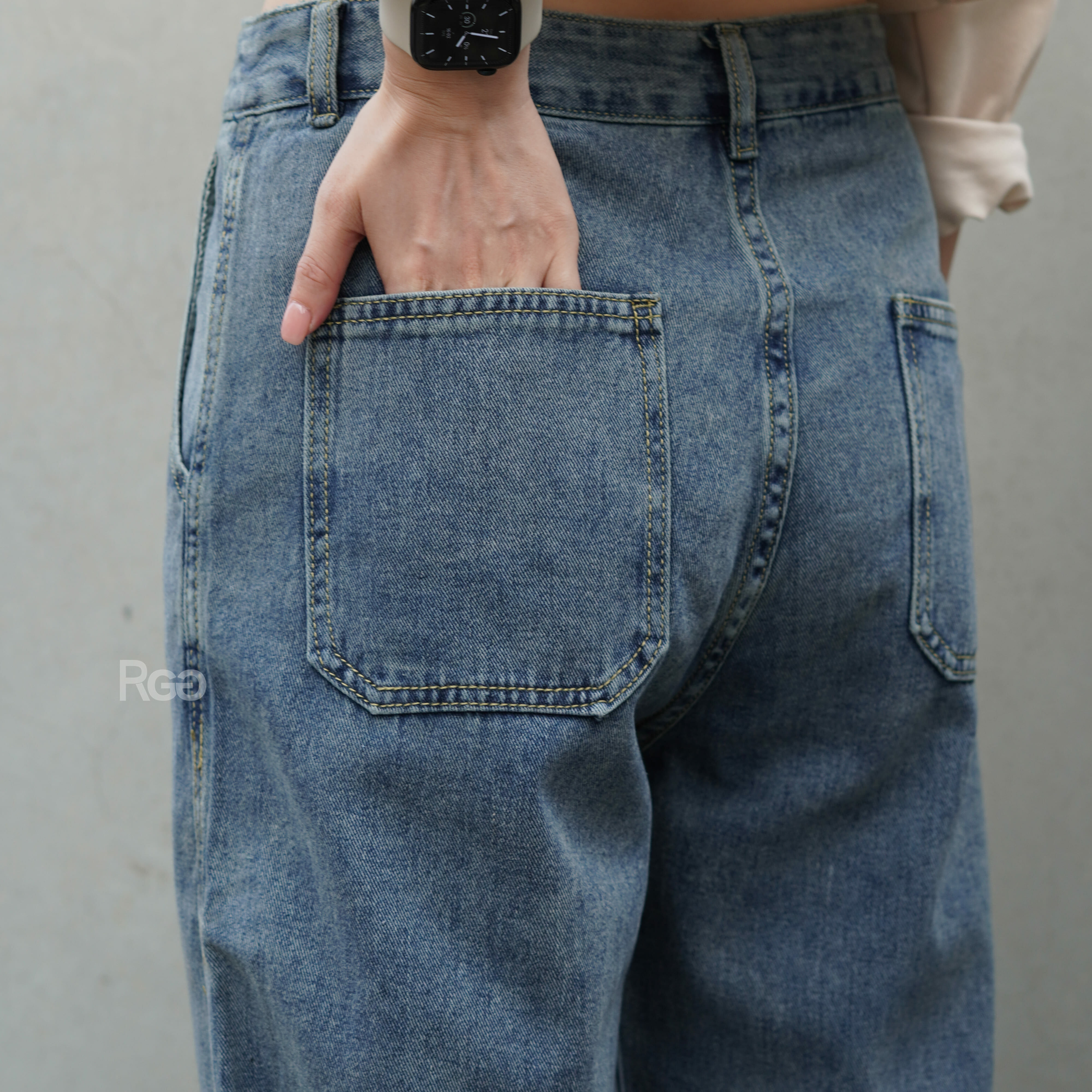 女模穿著百搭基本質感落地感牛仔長褲藍色