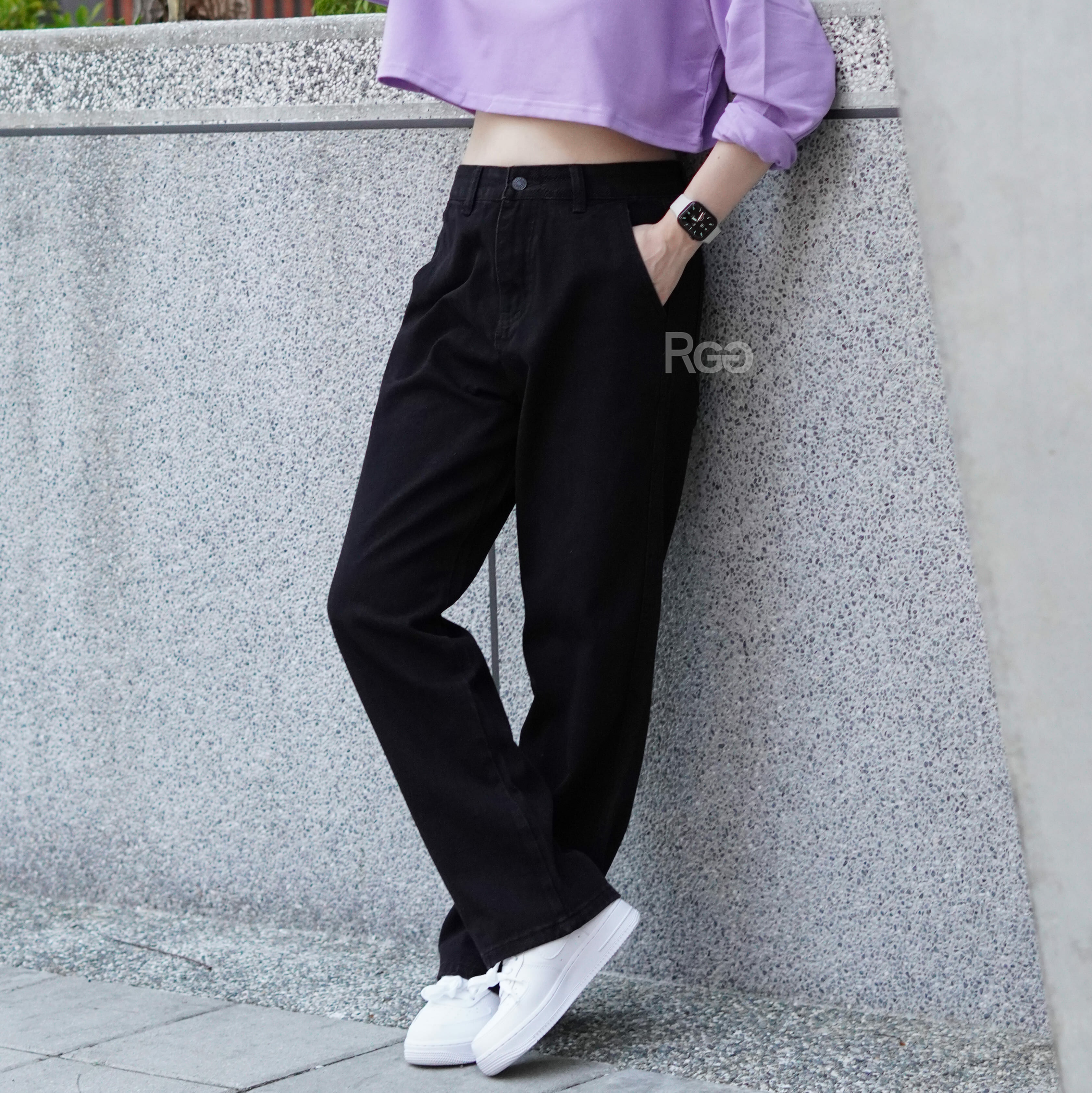 女模穿著百搭基本質感落地感牛仔長褲黑色