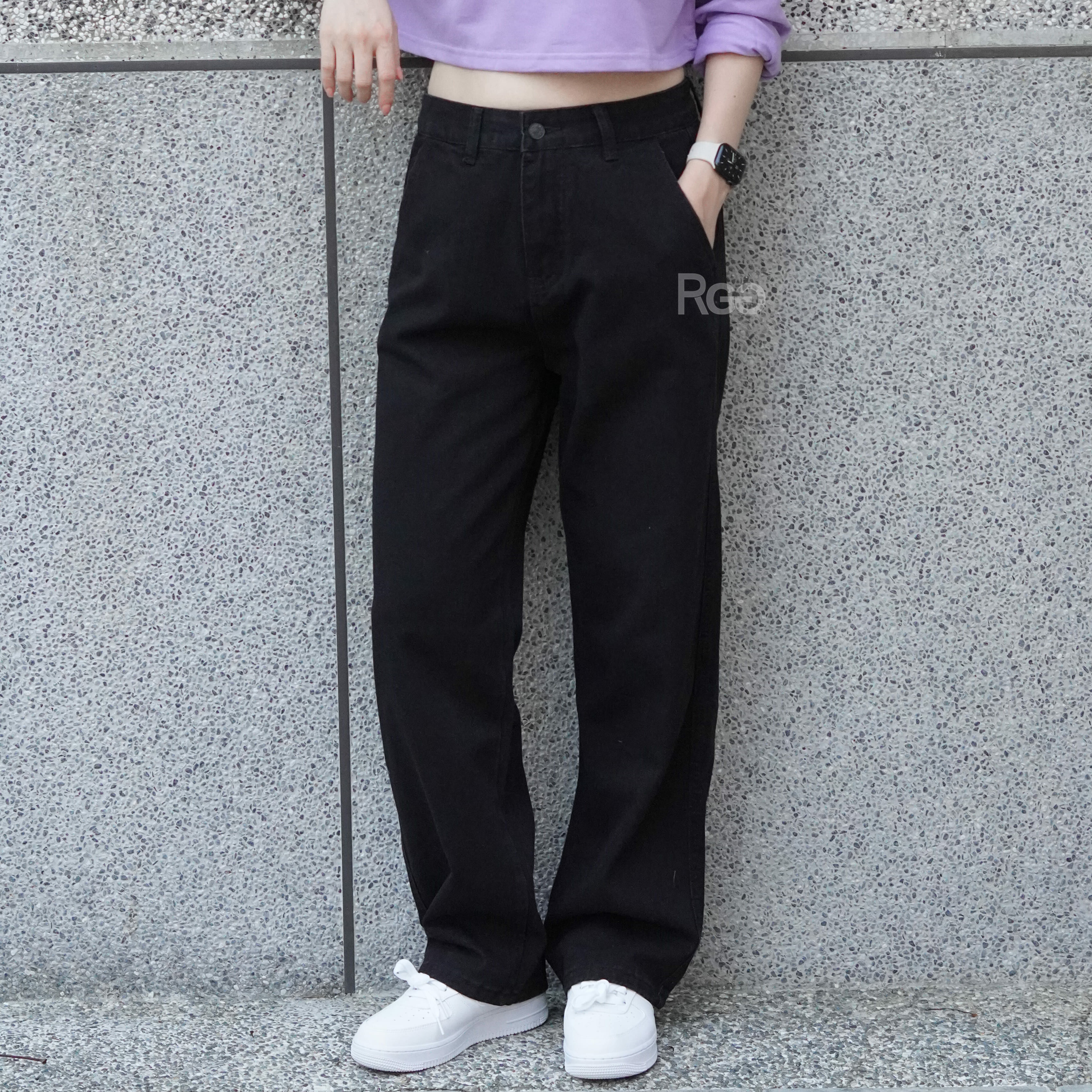 女模穿著百搭基本質感落地感牛仔長褲黑色
