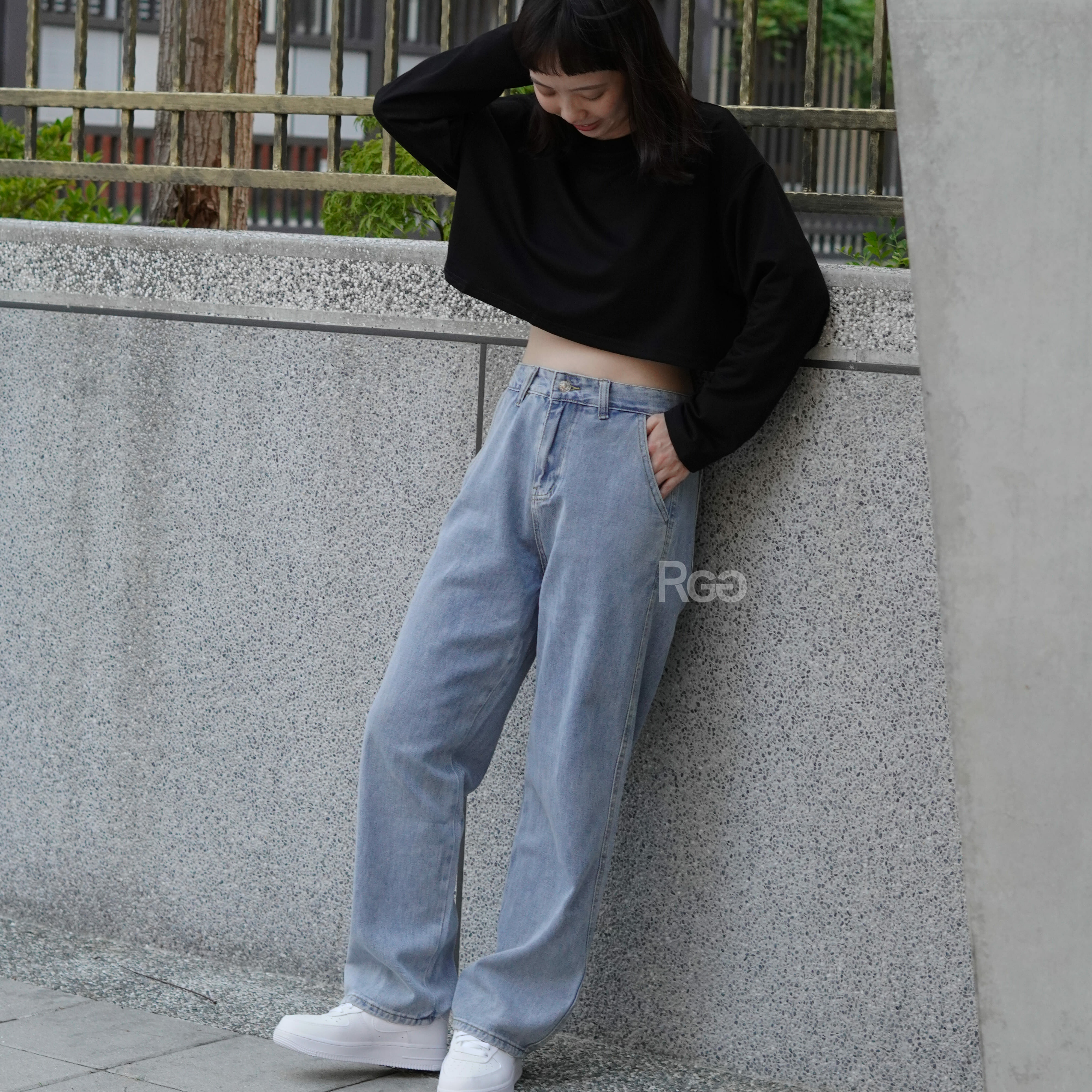 女模穿著百搭基本質感落地感牛仔長褲淺藍色