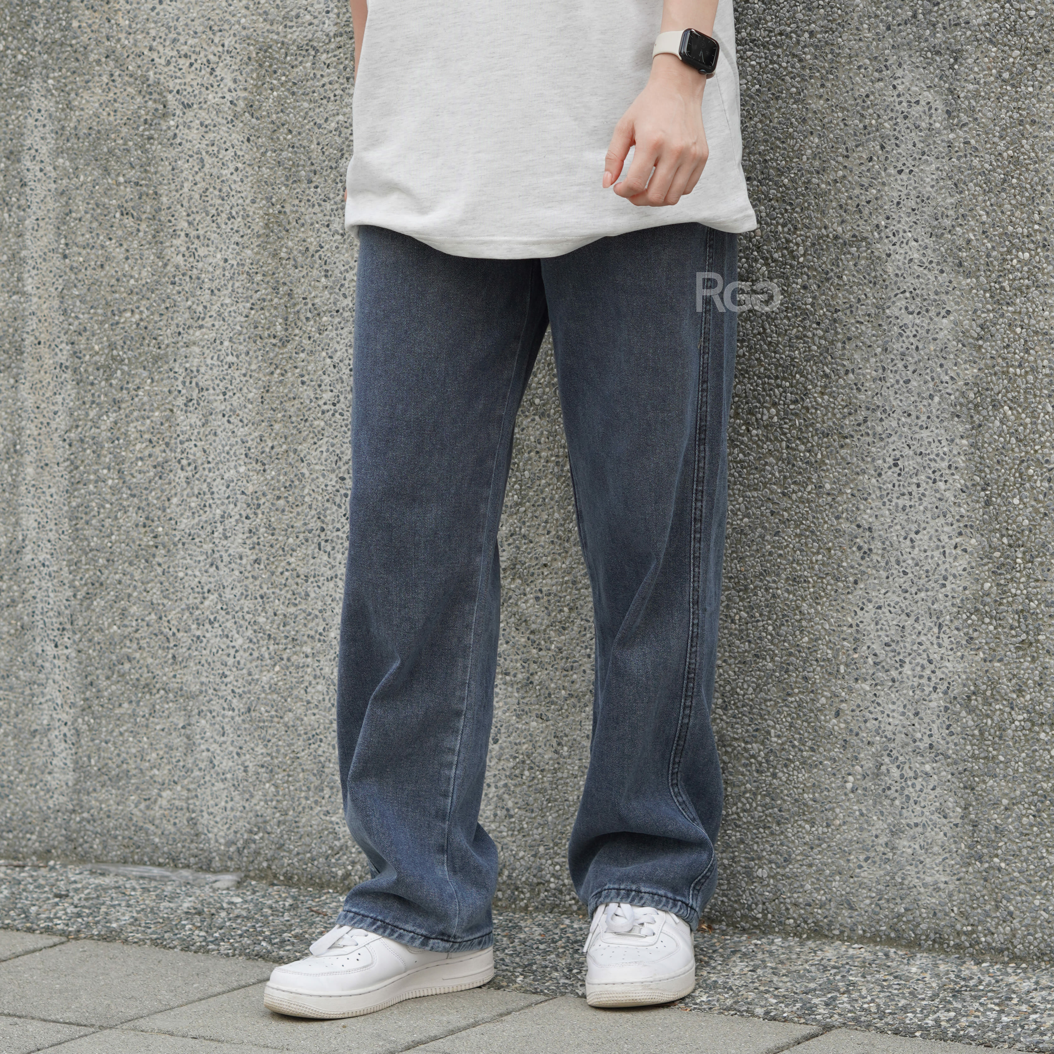 女模穿著百搭基本質感落地感牛仔長褲水洗黑