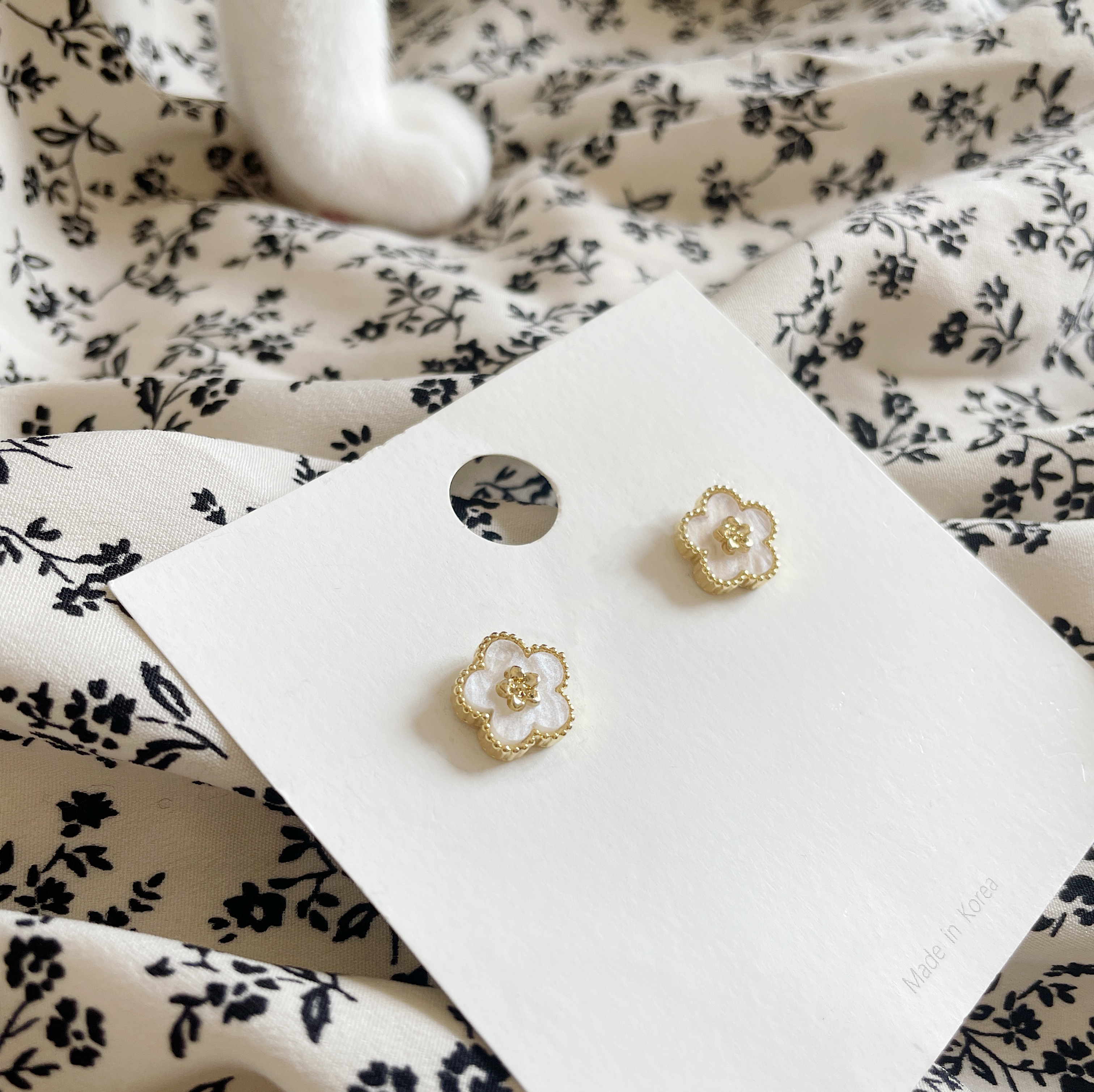 AC056 Grand Flower Earrings