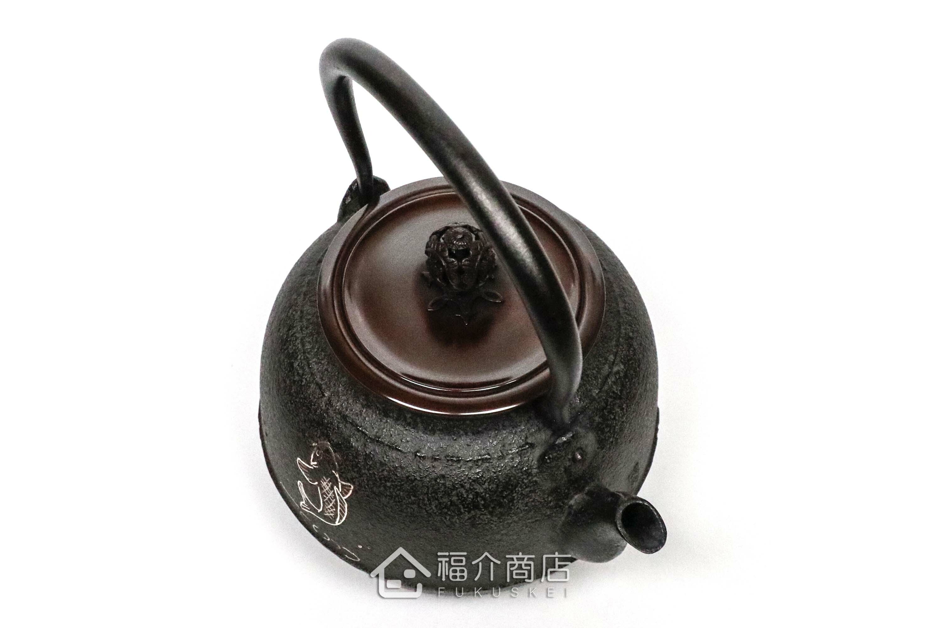 煮水泡茶用的銅蓋鐵壺，壺身象嵌鯉魚紋