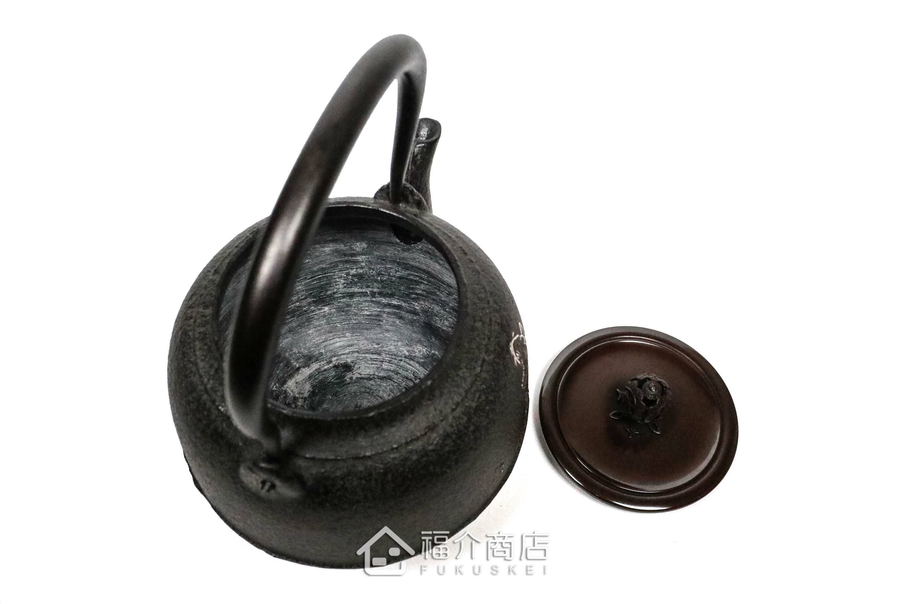 煮水泡茶用的銅蓋鐵壺，壺身象嵌鯉魚紋