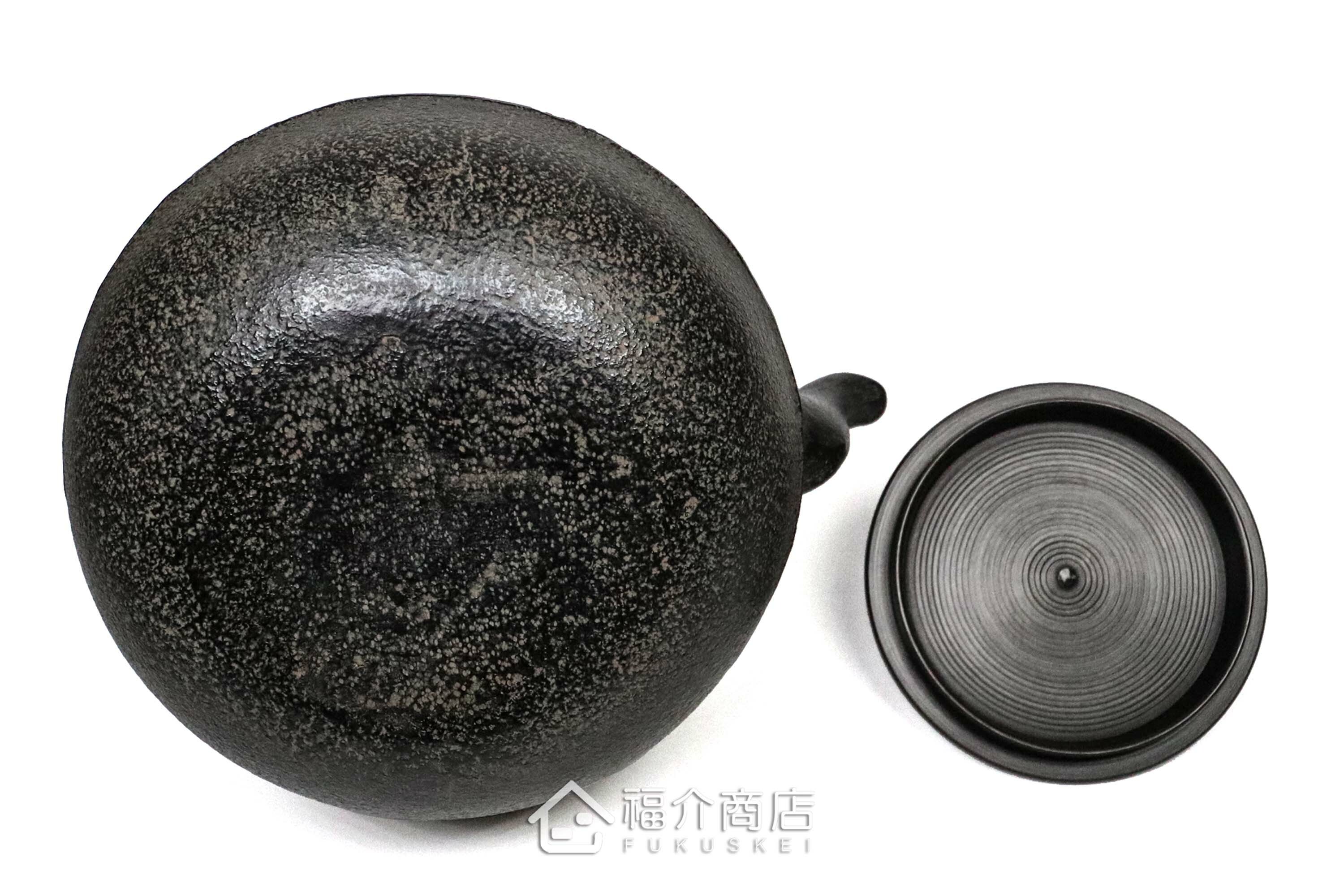 煮水泡茶用的銅蓋鐵壺，壺身象嵌鯉魚紋