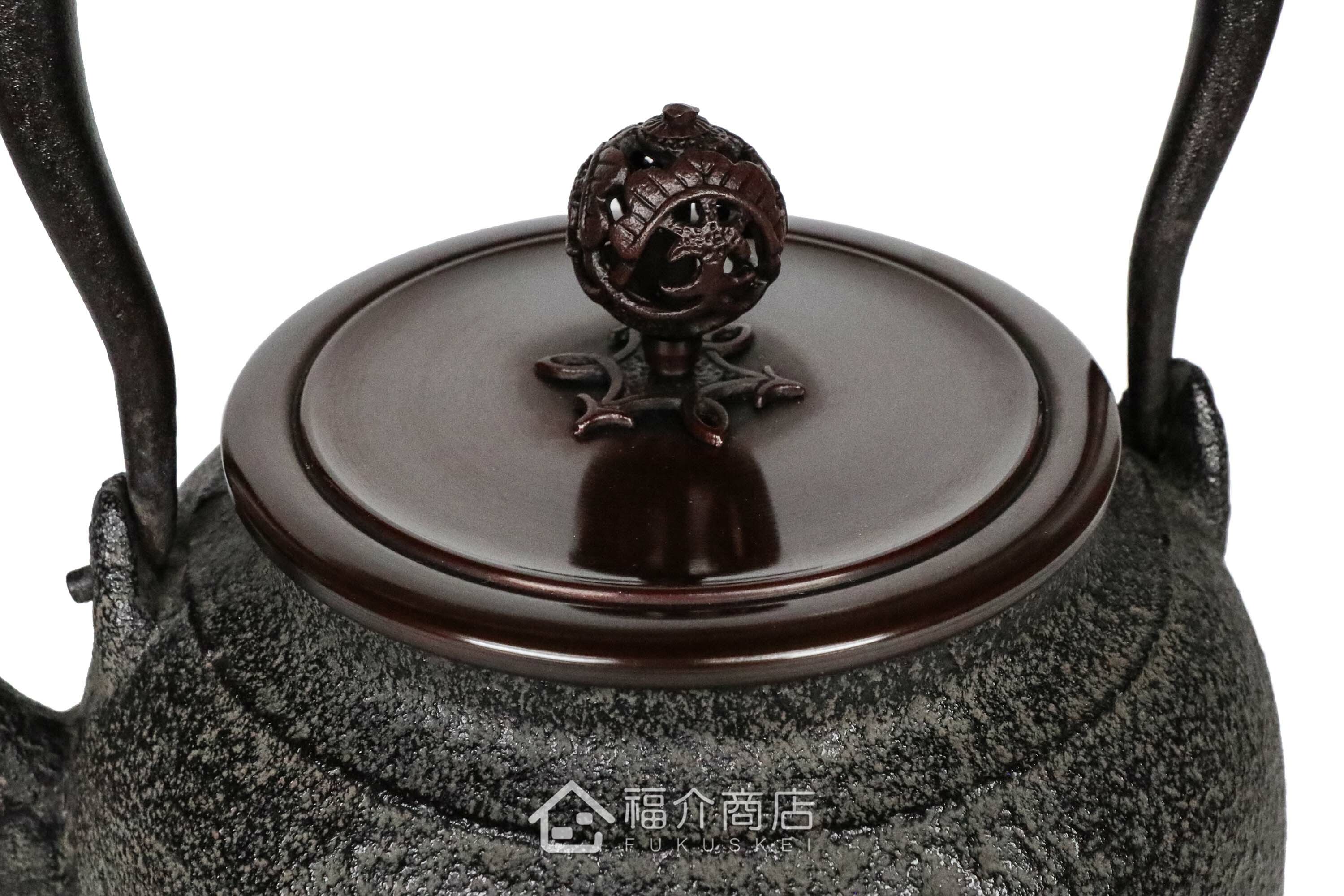 煮水泡茶用的銅蓋鐵壺，壺身象嵌鯉魚紋