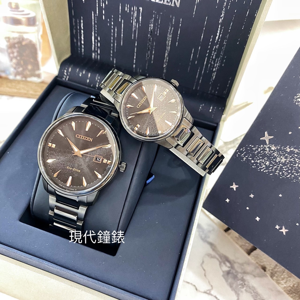 【CITIZEN 星辰】PAIR銀河黑金限定款對錶BM7595-89E (大) / EW2595-81E (小)  現代鐘錶