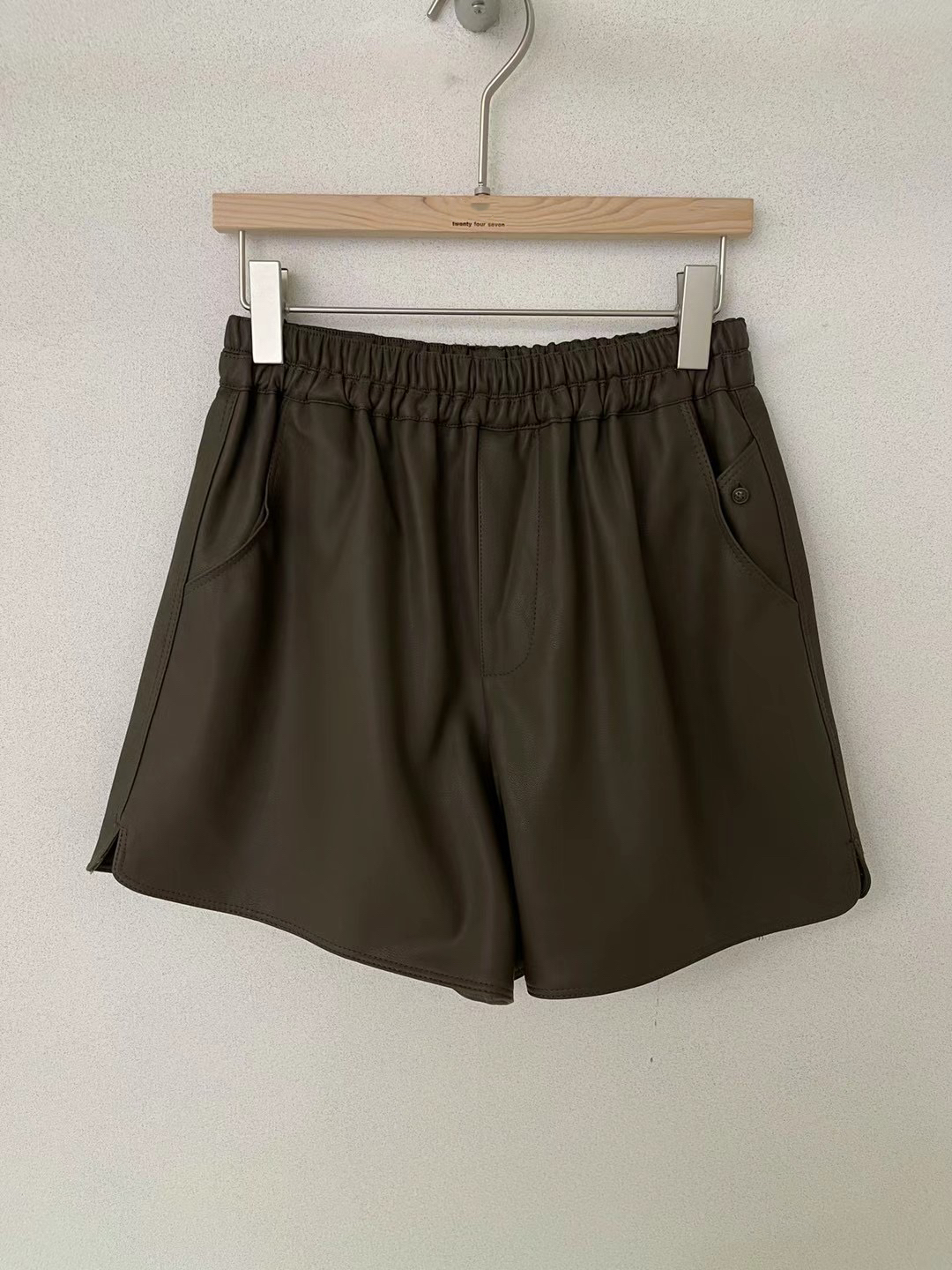 9.23 仿皮有袋橡筋腰短褲