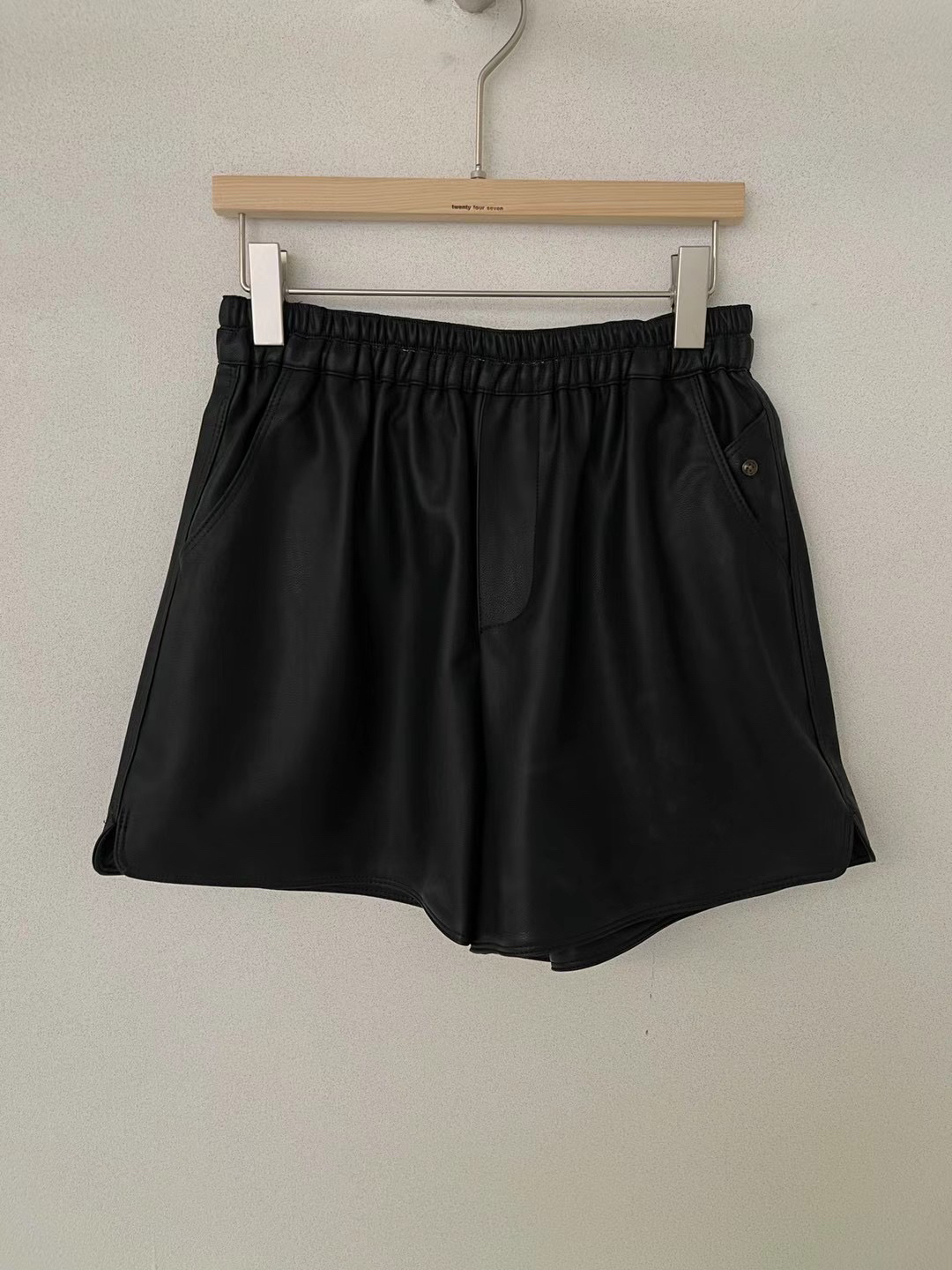 9.23 仿皮有袋橡筋腰短褲