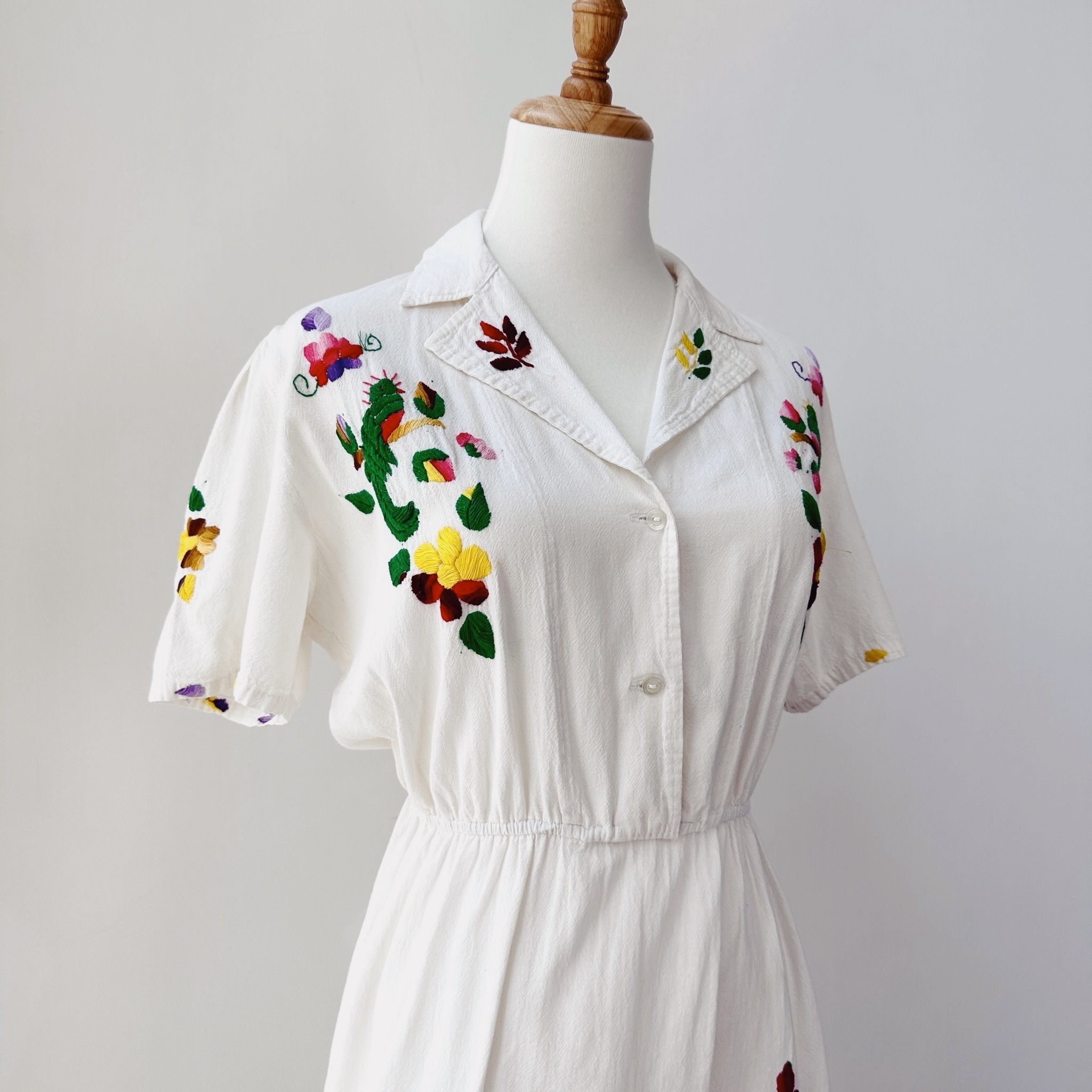 白色童趣感花草刺繡連身裙